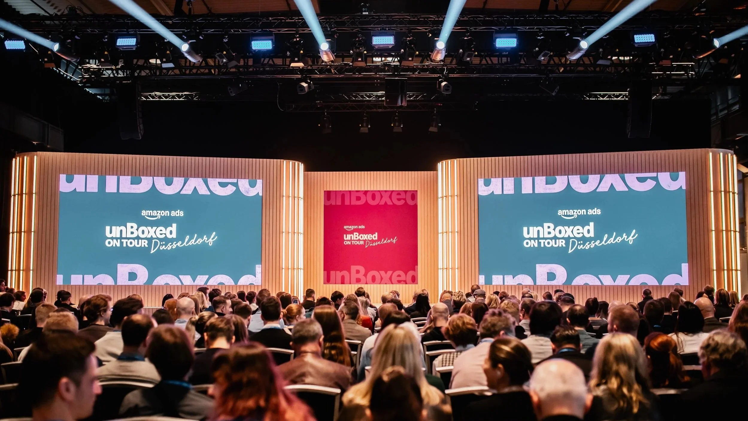 Eine Event Agentur inszeniert die Marke Amazon Ads auf einer Konferenz in Düsseldorf – mit Bühne, Screens und großem Publikum.