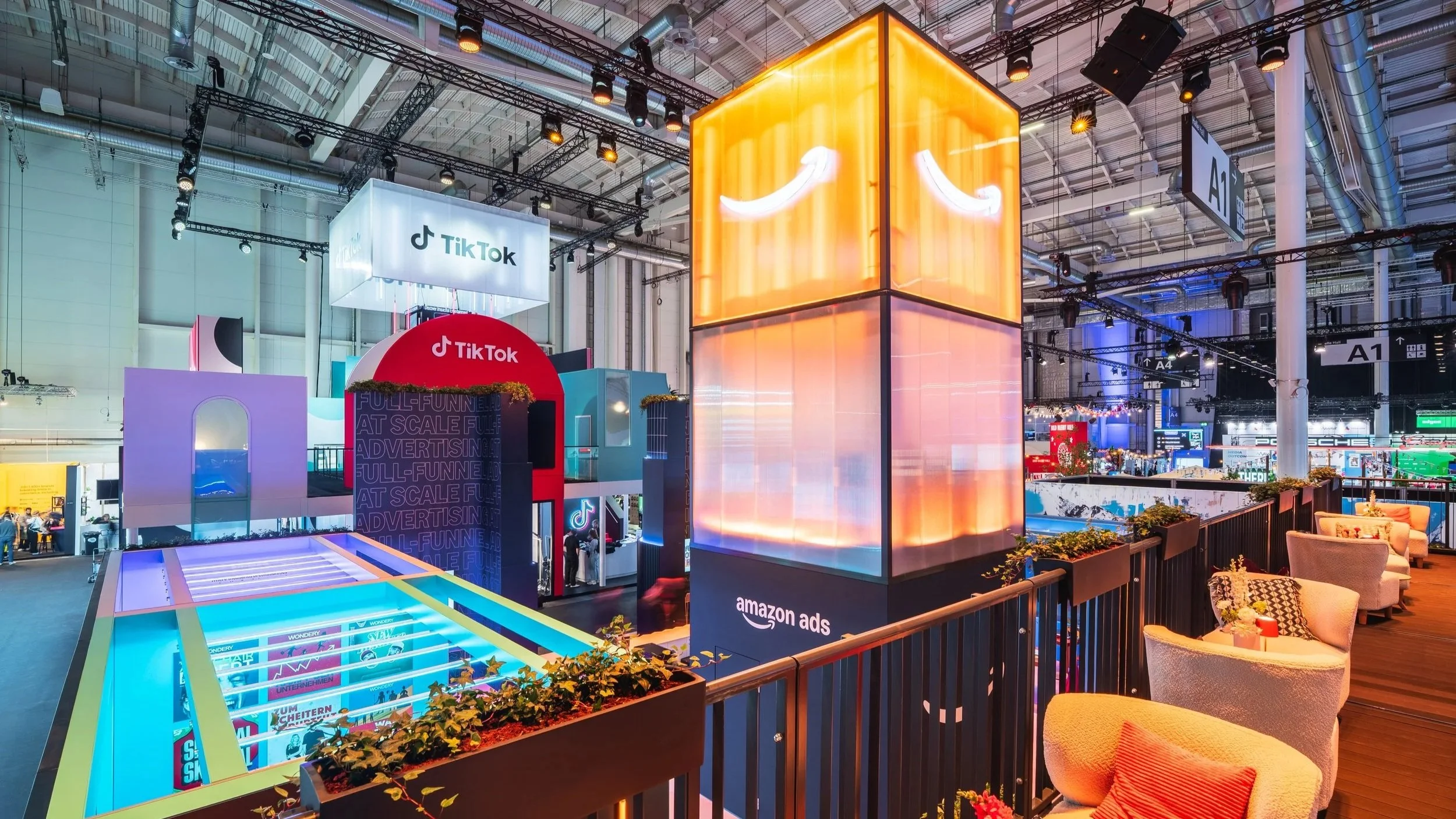Event Agentur inszeniert Markenauftritte von Amazon Ads auf dem OMR Festival – ein Messe-Highlight mit kreativem Design.