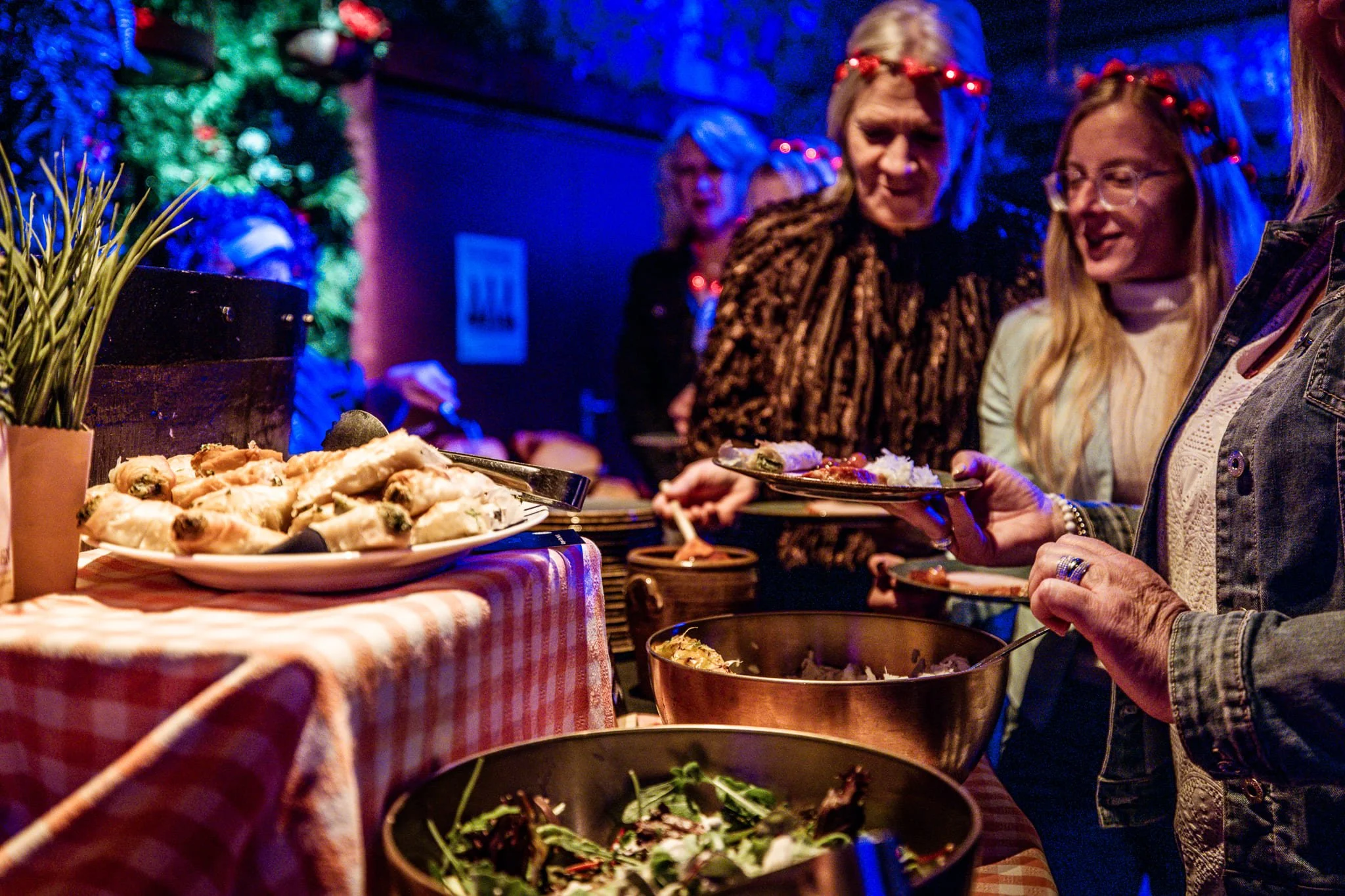 5 redenen waarom een ABBA dinnerparty het perfecte vriendinnenuitje is