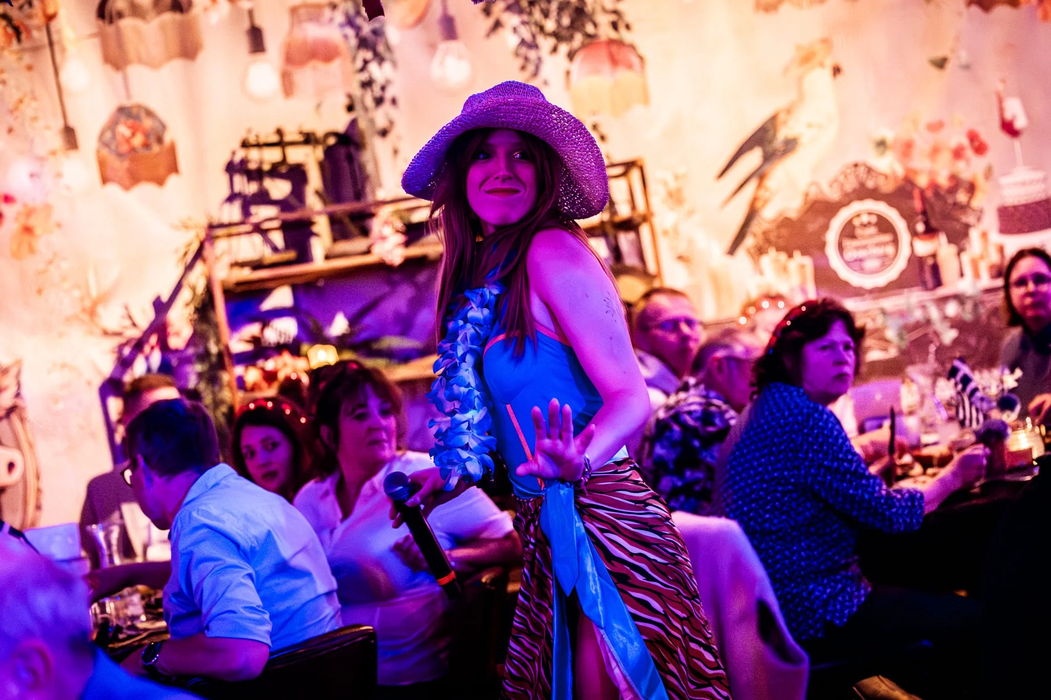 Performer in kleurrijke kostuums tijdens het Casa Donna ABBA-thema bij 't Tunneke
