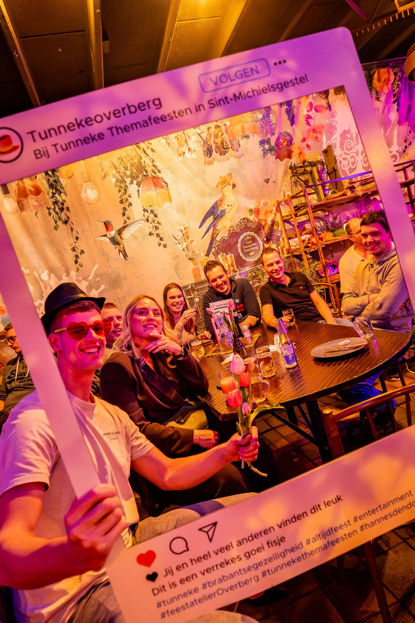 Groep vrienden geniet lachend van het diner tijdens een avond uit bij 't Tunneke