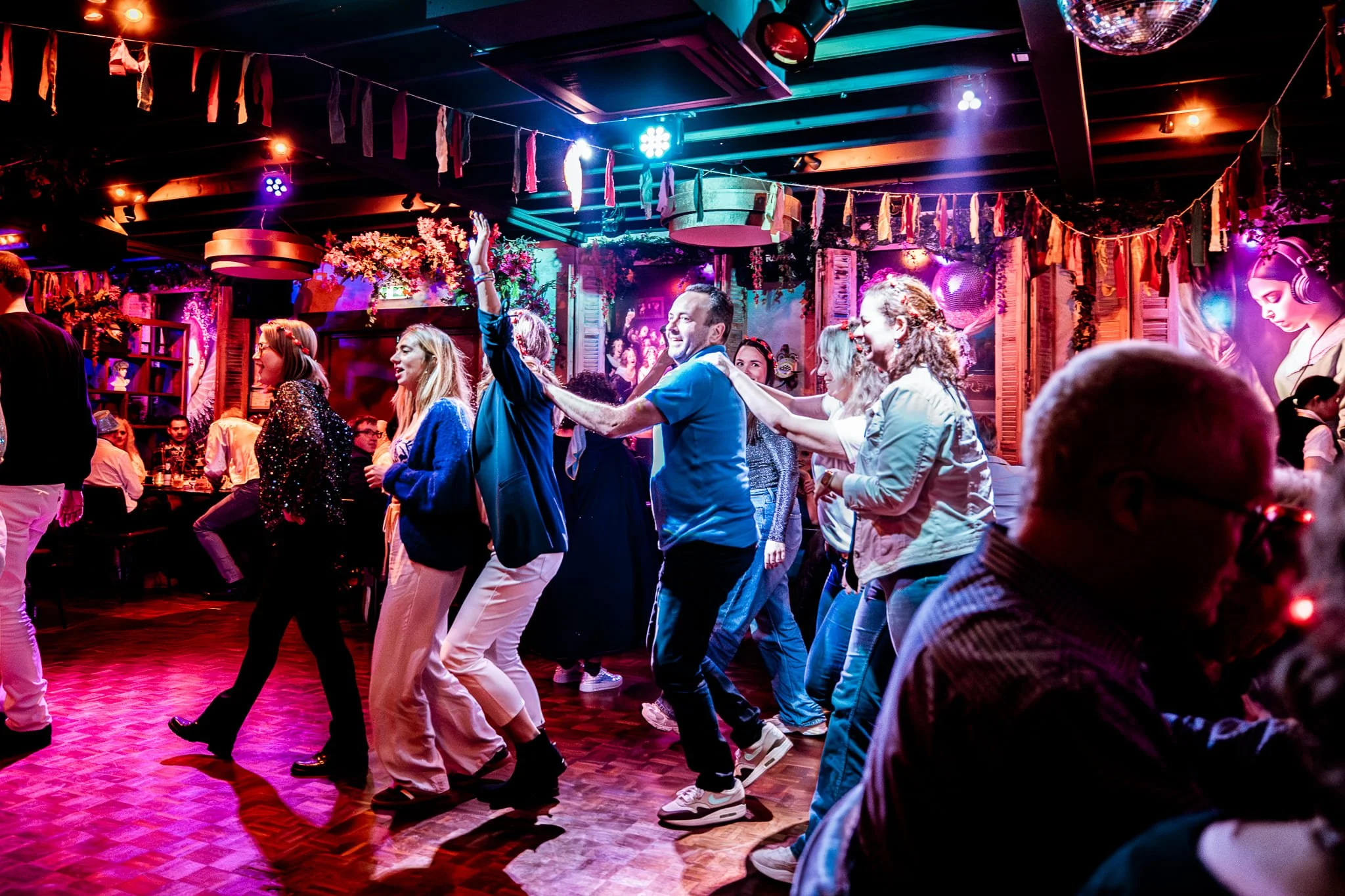 Gasten dansen samen op de dansvloer tijdens het slot van een dinnershow-avond
