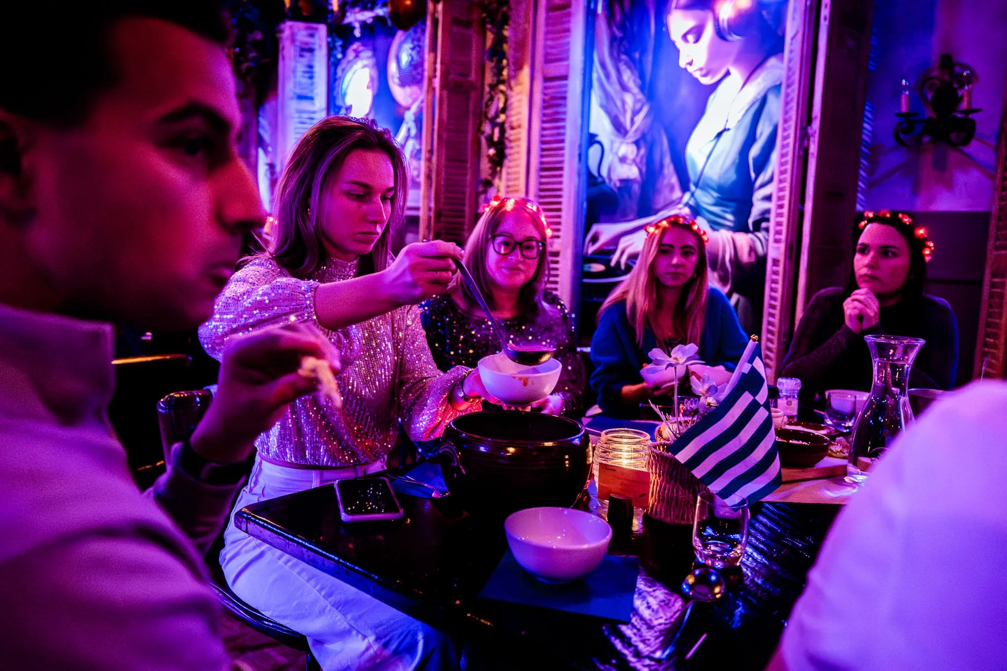Gasten genieten van een diner dansant met diner en live entertainment bij ‘t Tunneke