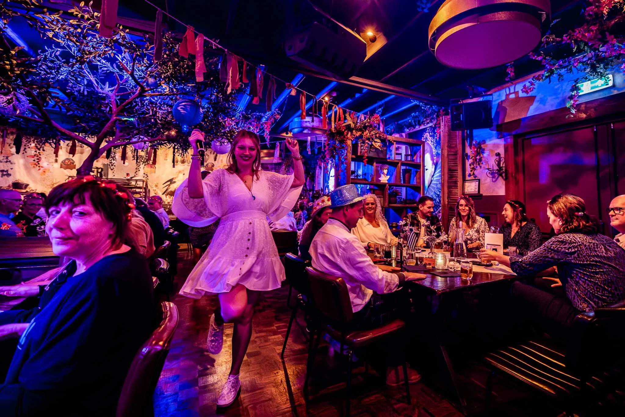 Performers treden op tussen de tafels tijdens een dinnershow bij 't Tunneke