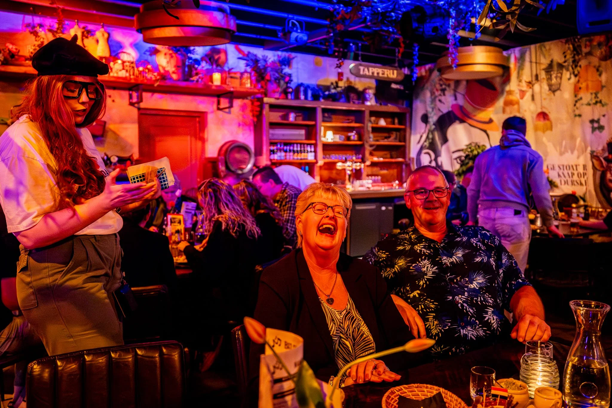Gasten genieten van een dinnershow bij 't Tunneke, waar diner en live entertainment samenkomen