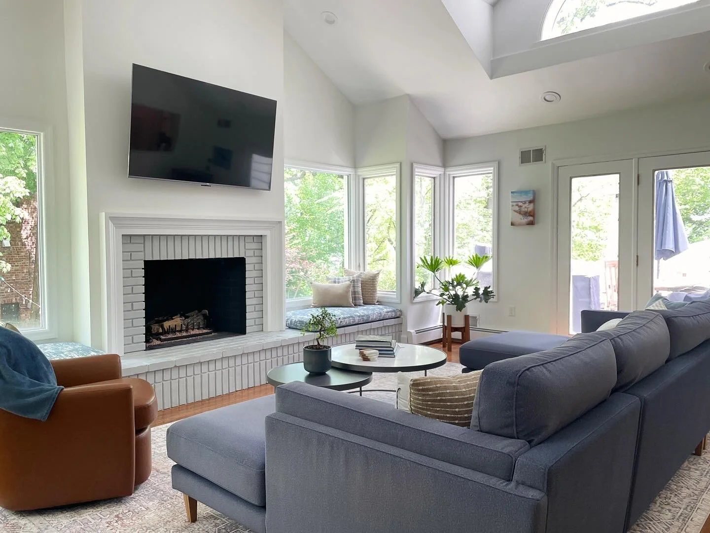 Living room by Hanh Interiors 7.JPG