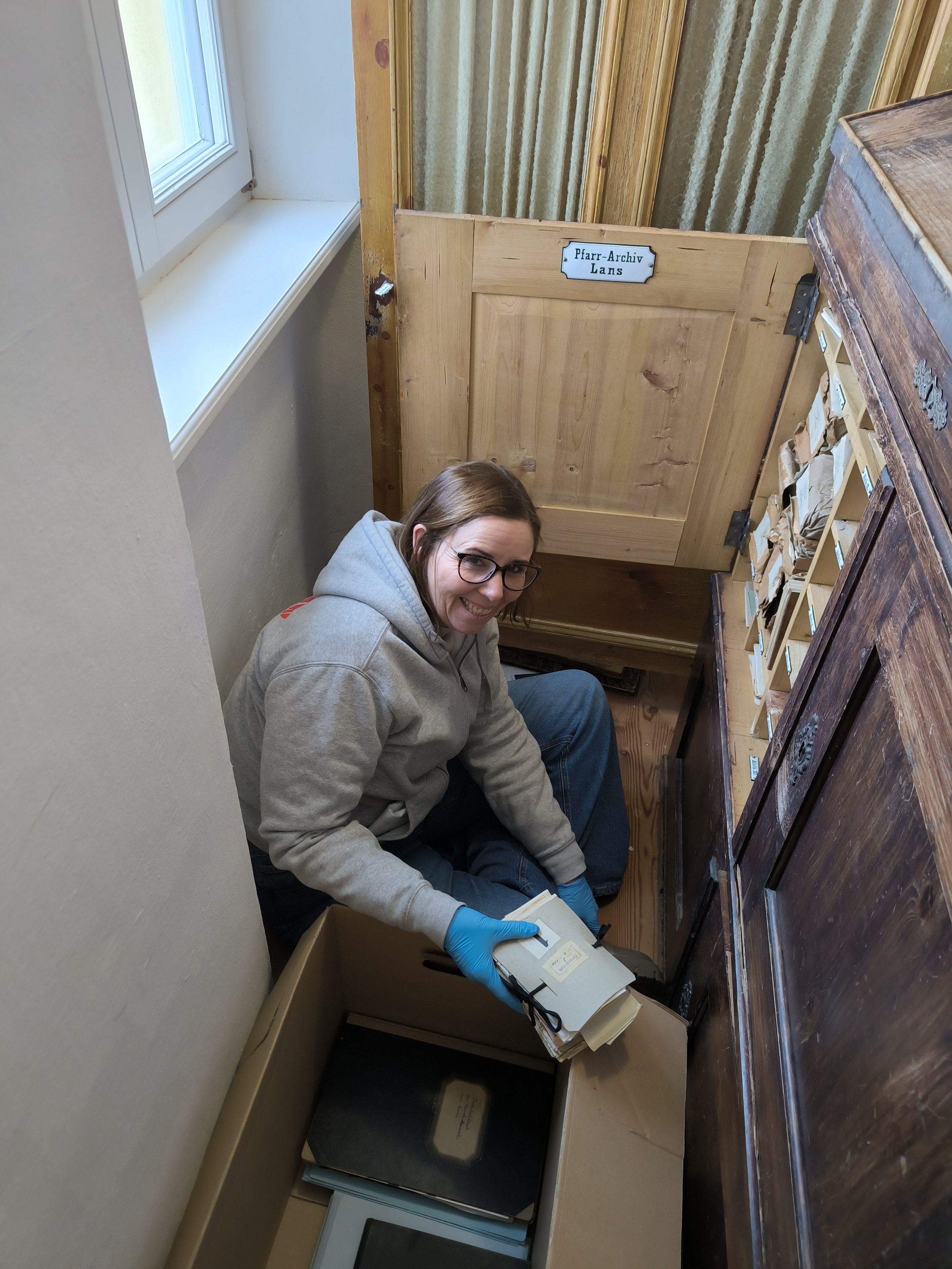  Schneefall draußen, Archivarbeit drinnen: Zum Jahresauftakt übernahmen wir die Pfarrarchive von Sistrans und Lans. 