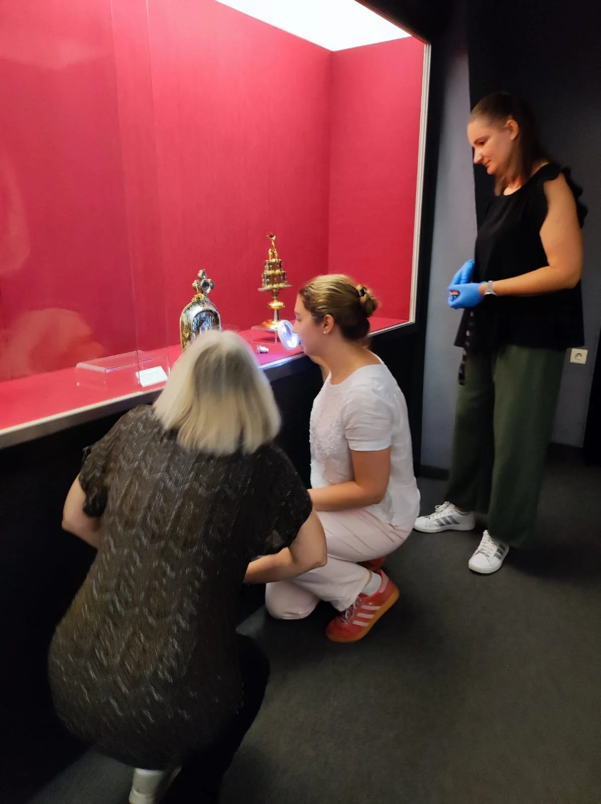  Auch hier wird genau hingeschaut: Prof. Wipfler und Dr. Wisgrill untersuchten gemeinsam mit Daniela das Rindsmaul-Reliquiar. Spannende Ergebnisse sind im neuen Jahr zu erwarten. 