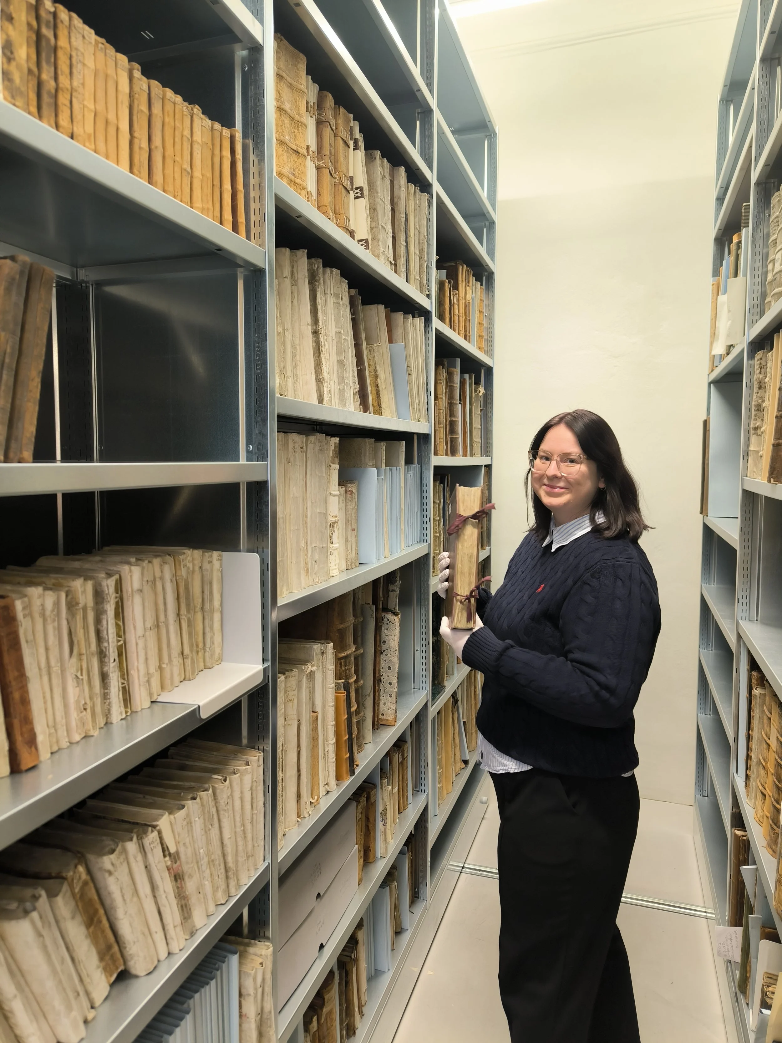  Von Oktober bis Dezember erhielten wir dafür tatkräftige Unterstützung von unserer Praktikantin Laura, Archäologiestudentin. Hier ist sie bei „ihrem“ Projekt zu sehen: der Inventur und Implementierung der Archivbuchreihe. 