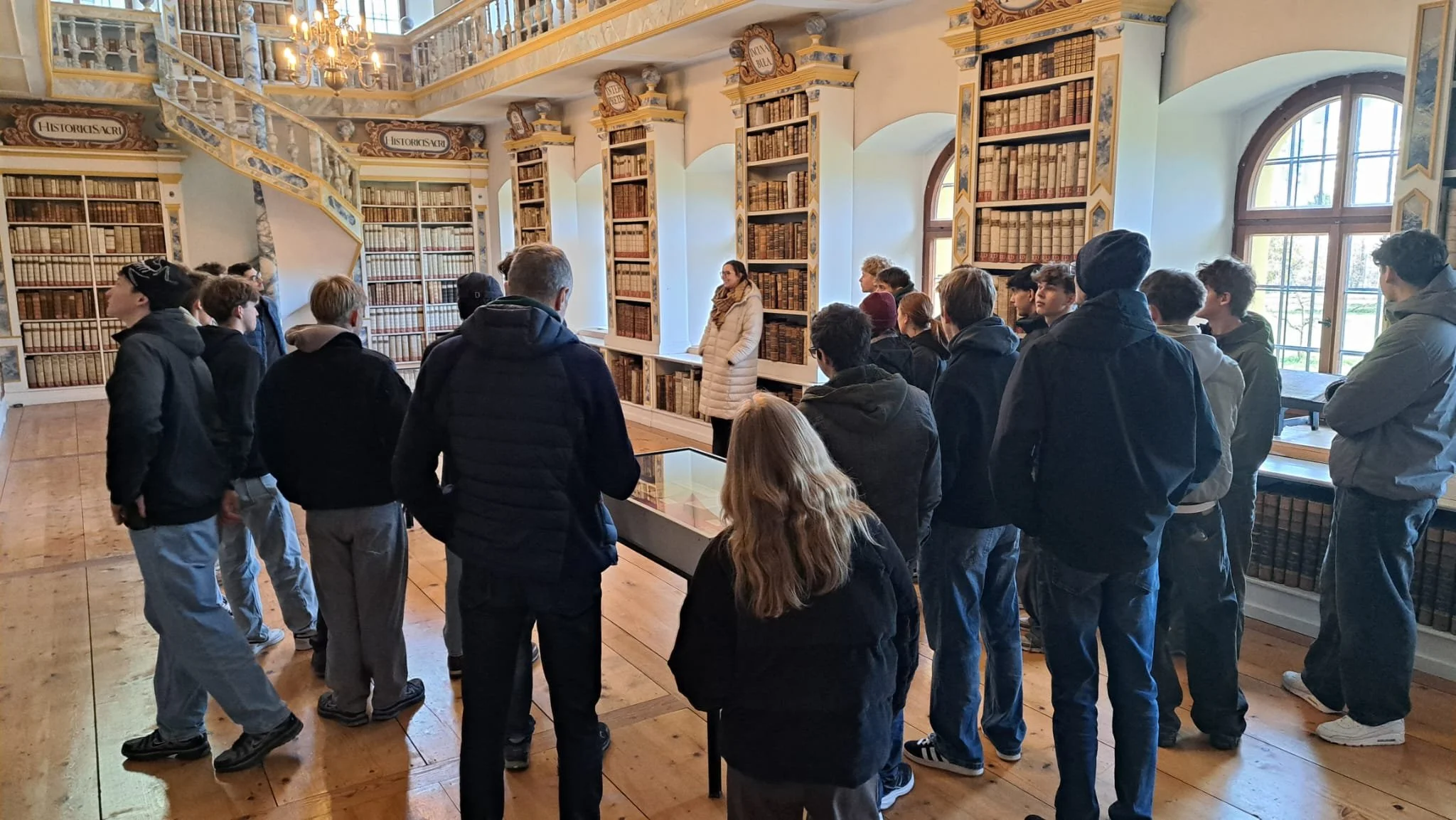  Wissen geben wir sehr gerne weiter. Eine Klasse der HTL Anichstraße war zu Besuch und erhielt Einblick in Bibliothek und Archiv. Als Miriam alte Pläne zeigte und fragte, was darauf zu sehen sei, waren die Schülerinnen und Schüler sofort begeistert. 
