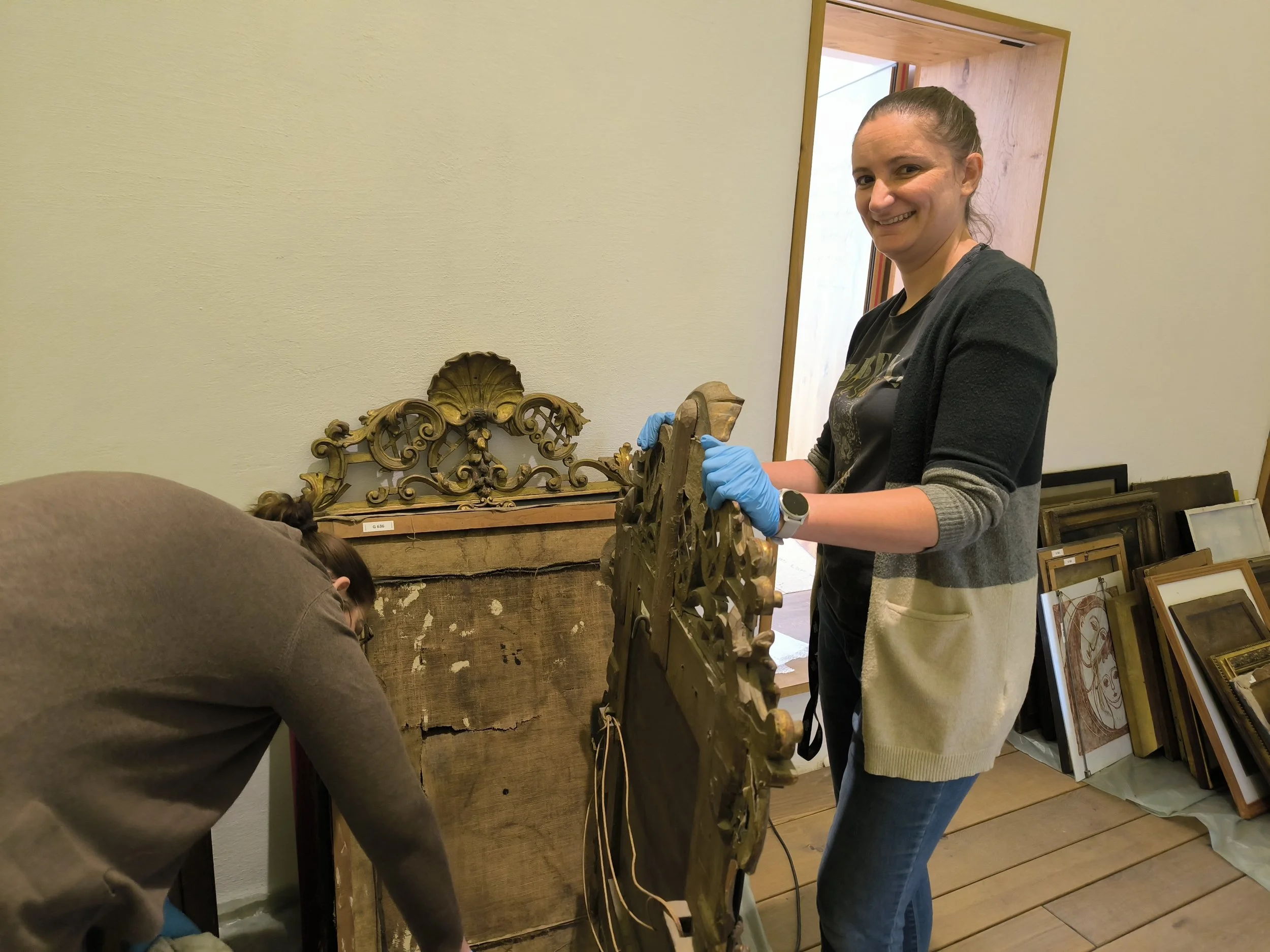  Ein kleines, aber feines neues Kunstdepot wurde eingerichtet. Kleinere und mittelgroße Bilder, die derzeit nicht in Verwendung sind, haben hier einen neuen Platz gefunden. Zuvor mussten allerdings einige Werke gereinigt und neu verpackt werden. 