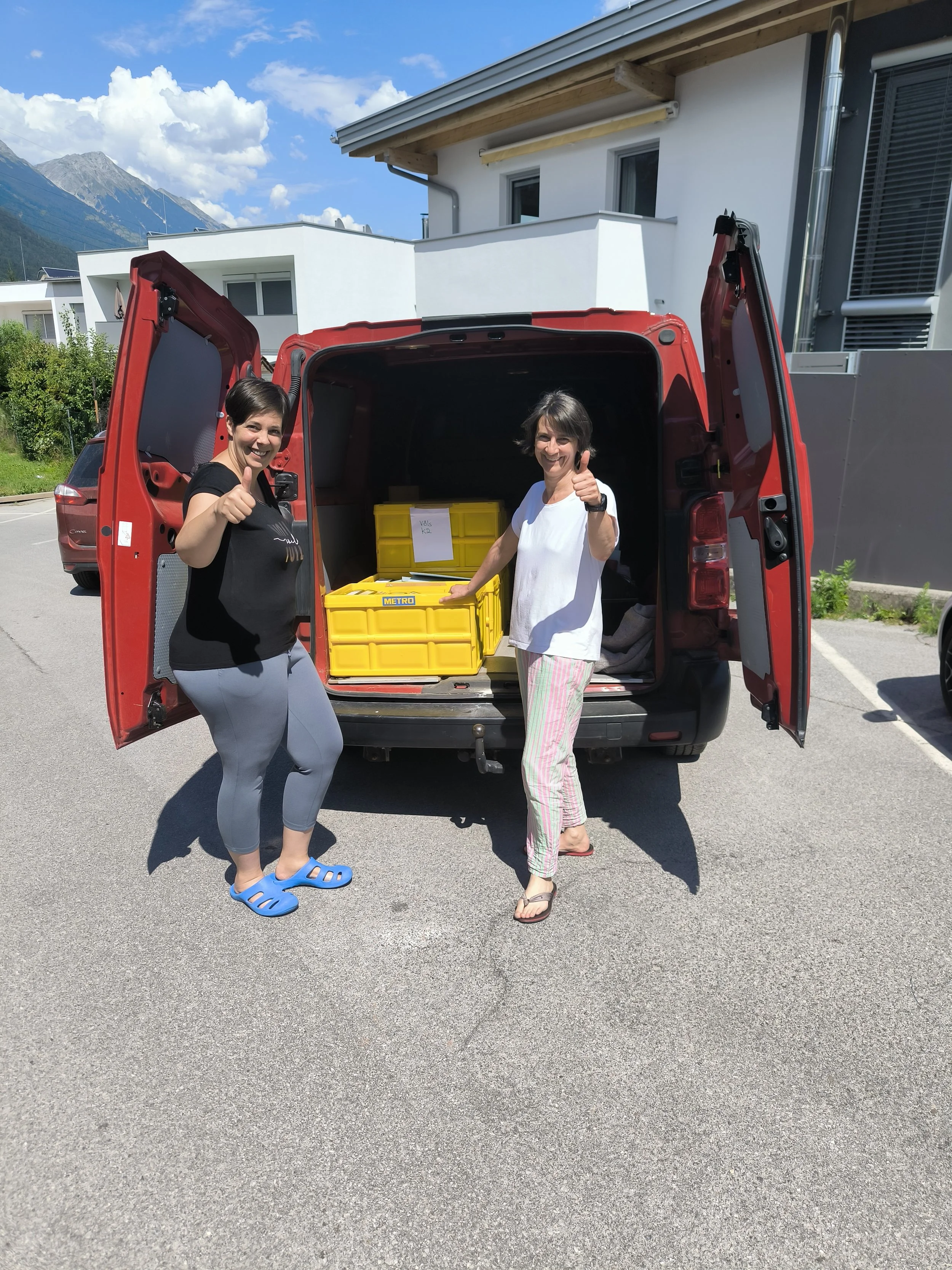  Abgeschlossen ist das Pfarrarchiv Völs noch nicht – aber zumindest abgeholt! Sekretärin Sarah freut sich wie es scheint! 