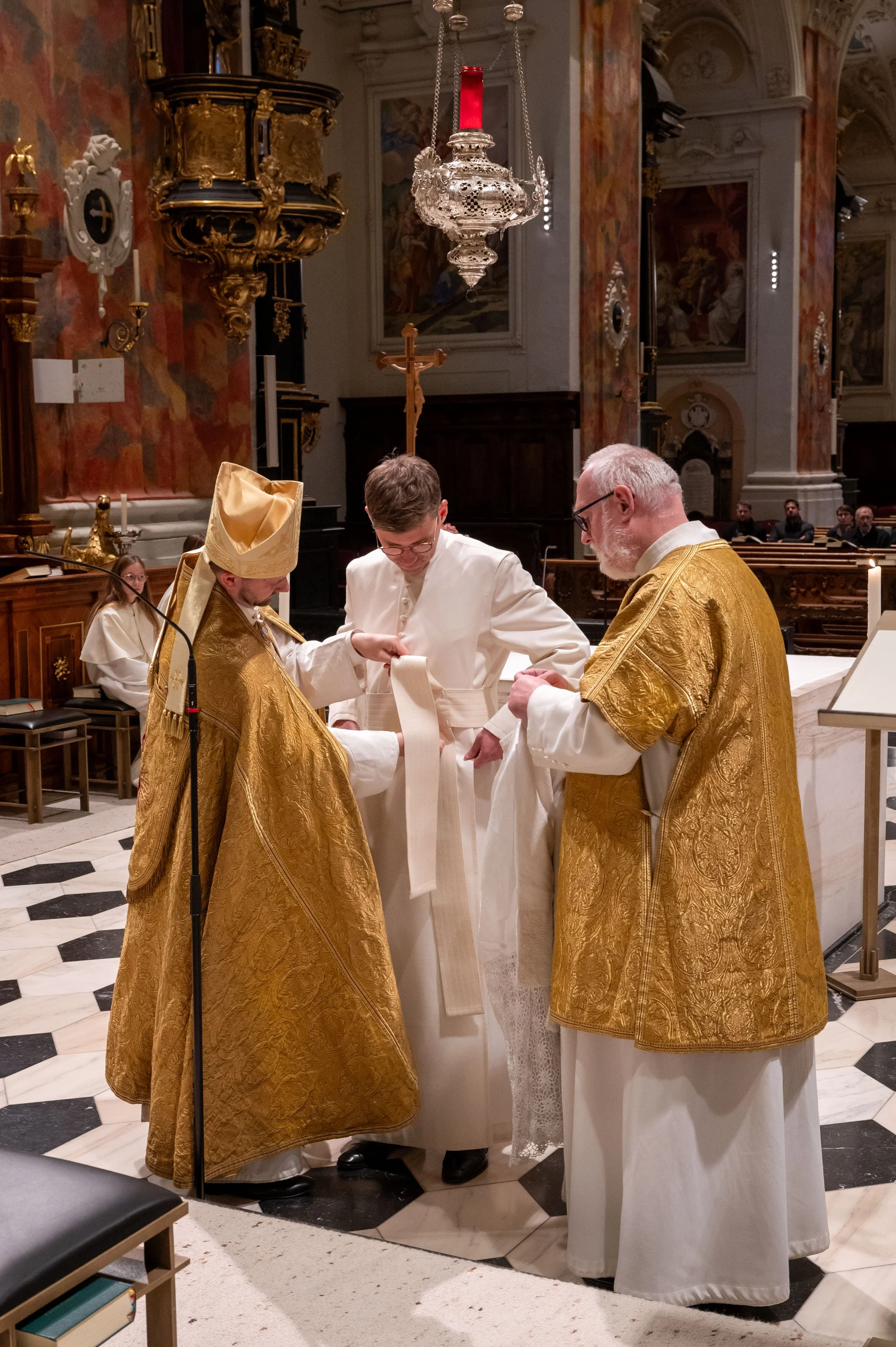 einkleidung-frater-severin-julian-prast-opraem-2024-11-24-c-stift-wilten-sigl-70.jpg