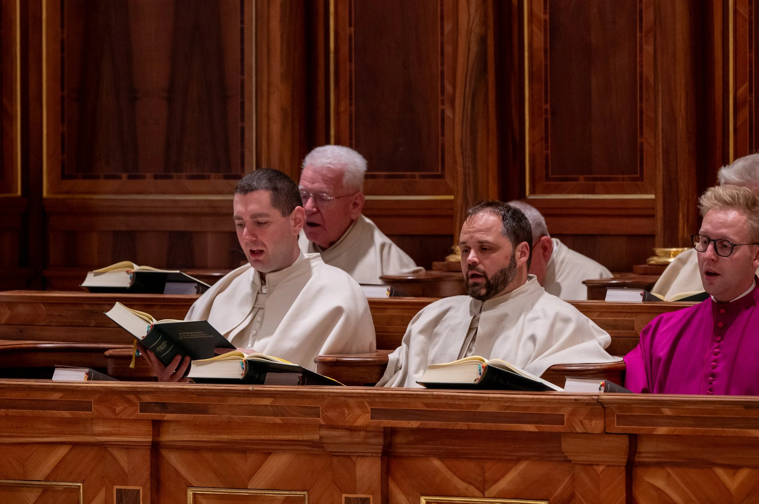 einkleidung-frater-severin-julian-prast-opraem-2024-11-24-c-stift-wilten-sigl-99.jpg
