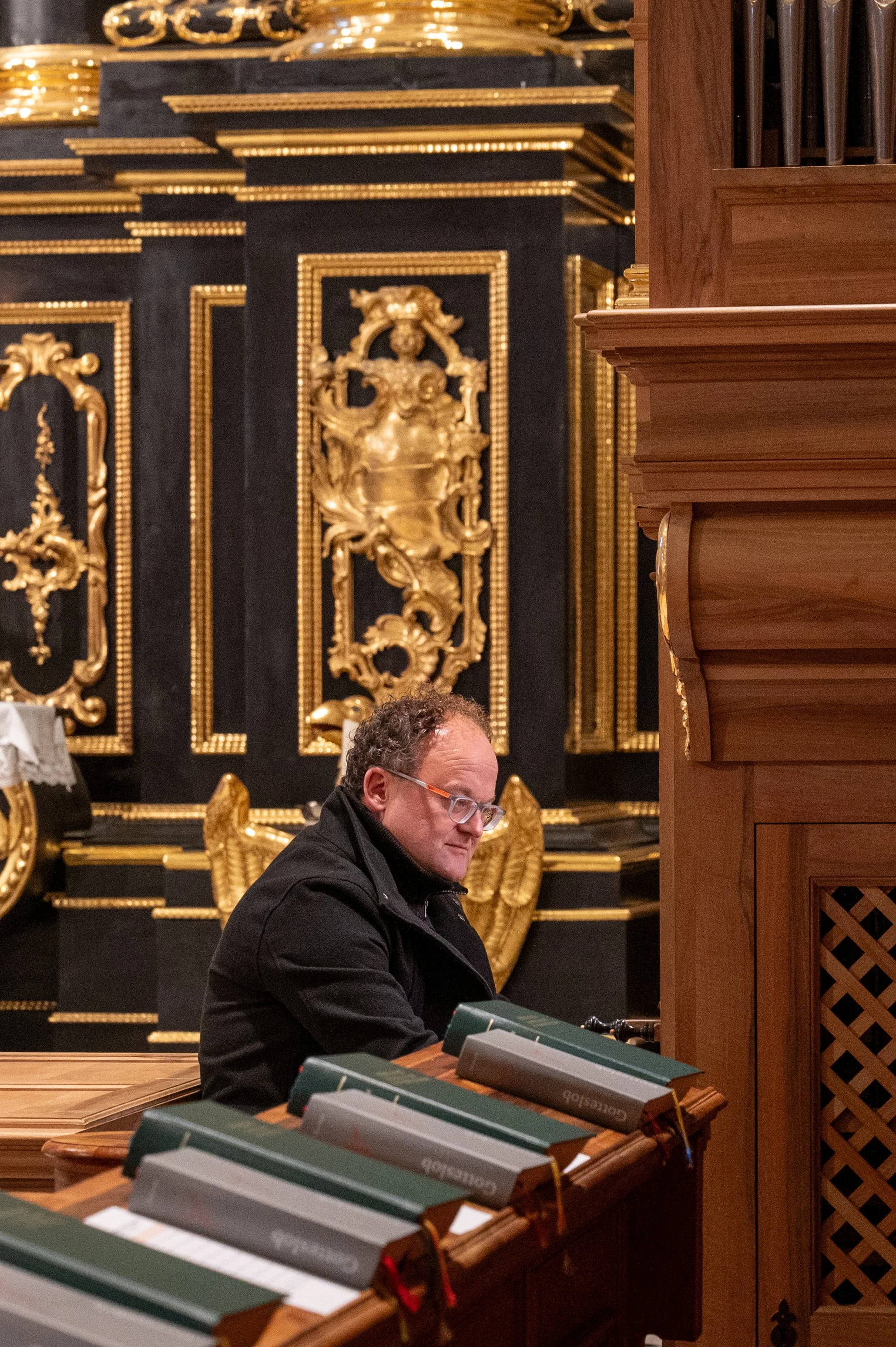 einkleidung-frater-severin-julian-prast-opraem-2024-11-24-c-stift-wilten-sigl-116.jpg
