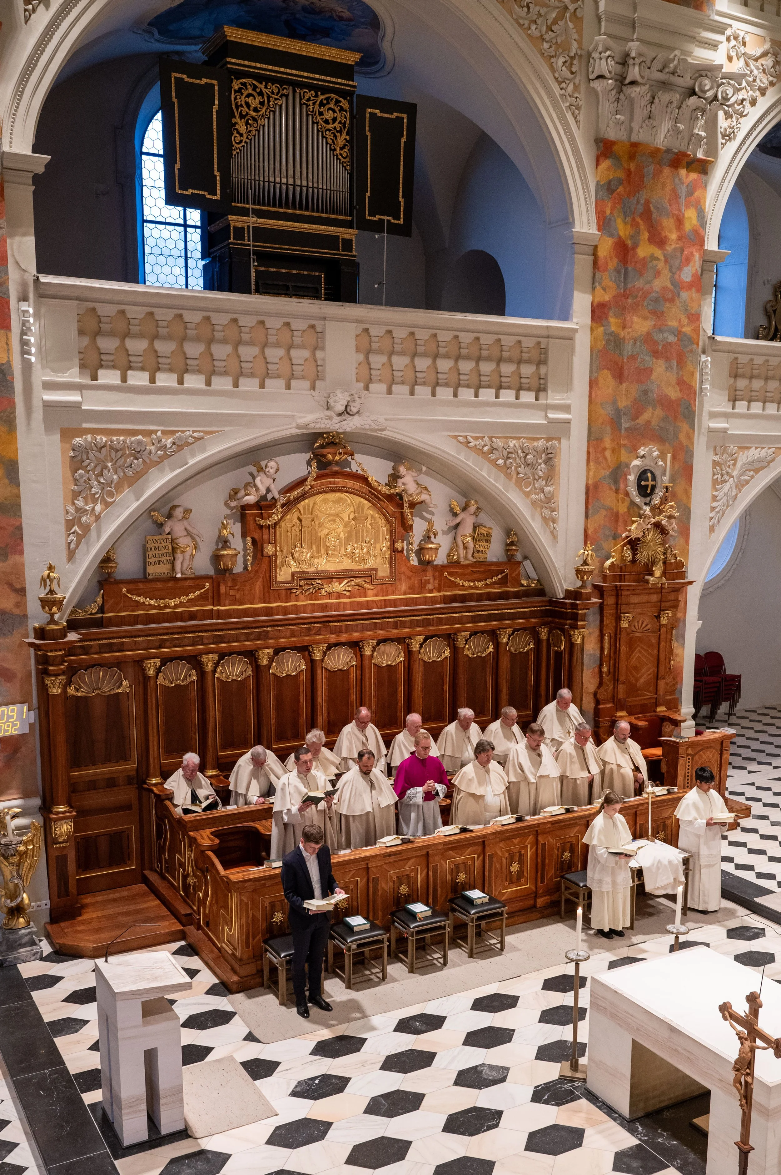 einkleidung-frater-severin-julian-prast-opraem-2024-11-24-c-stift-wilten-sigl-107.jpg