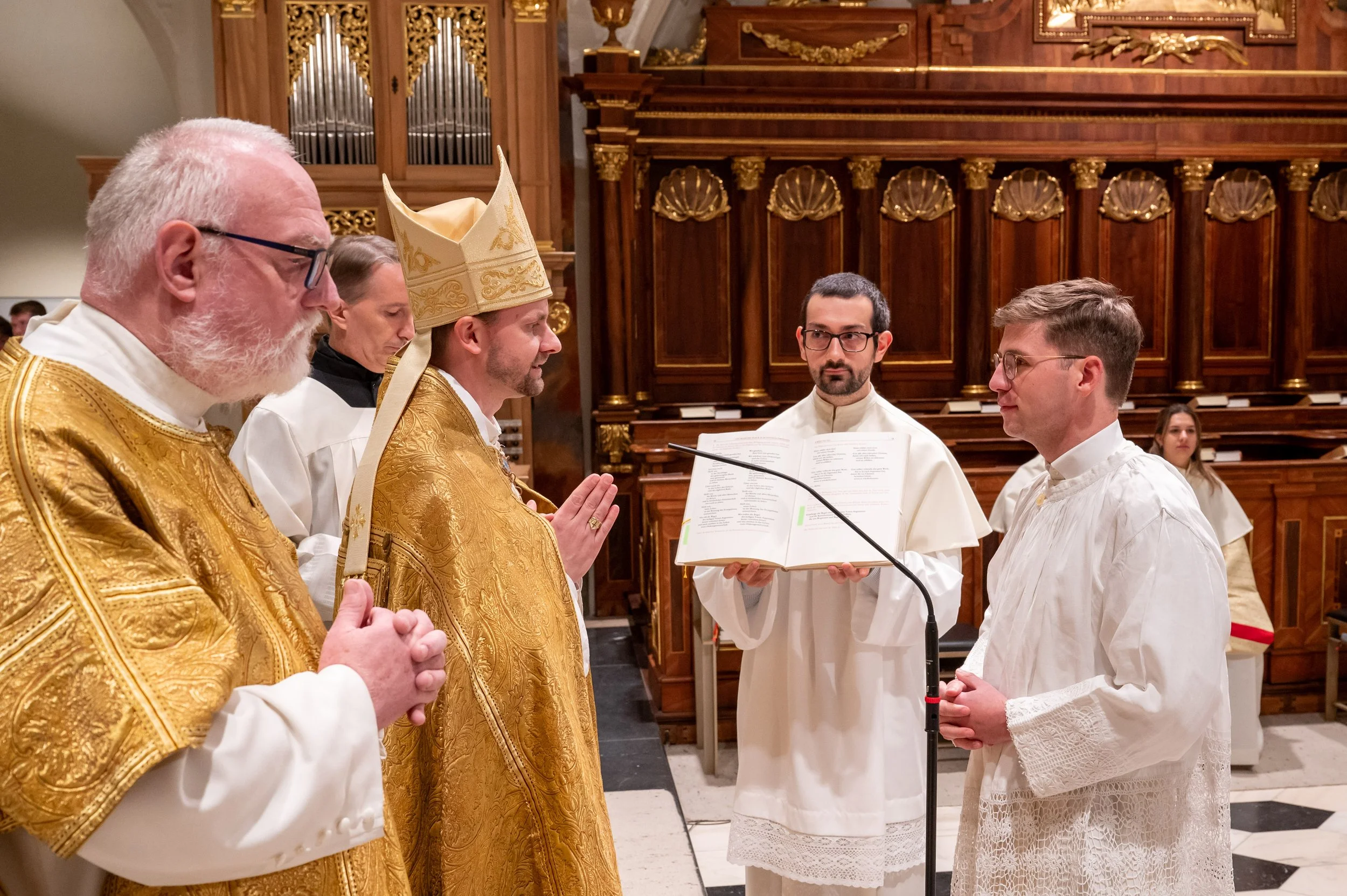 einkleidung-frater-severin-julian-prast-opraem-2024-11-24-c-stift-wilten-sigl-64.jpg