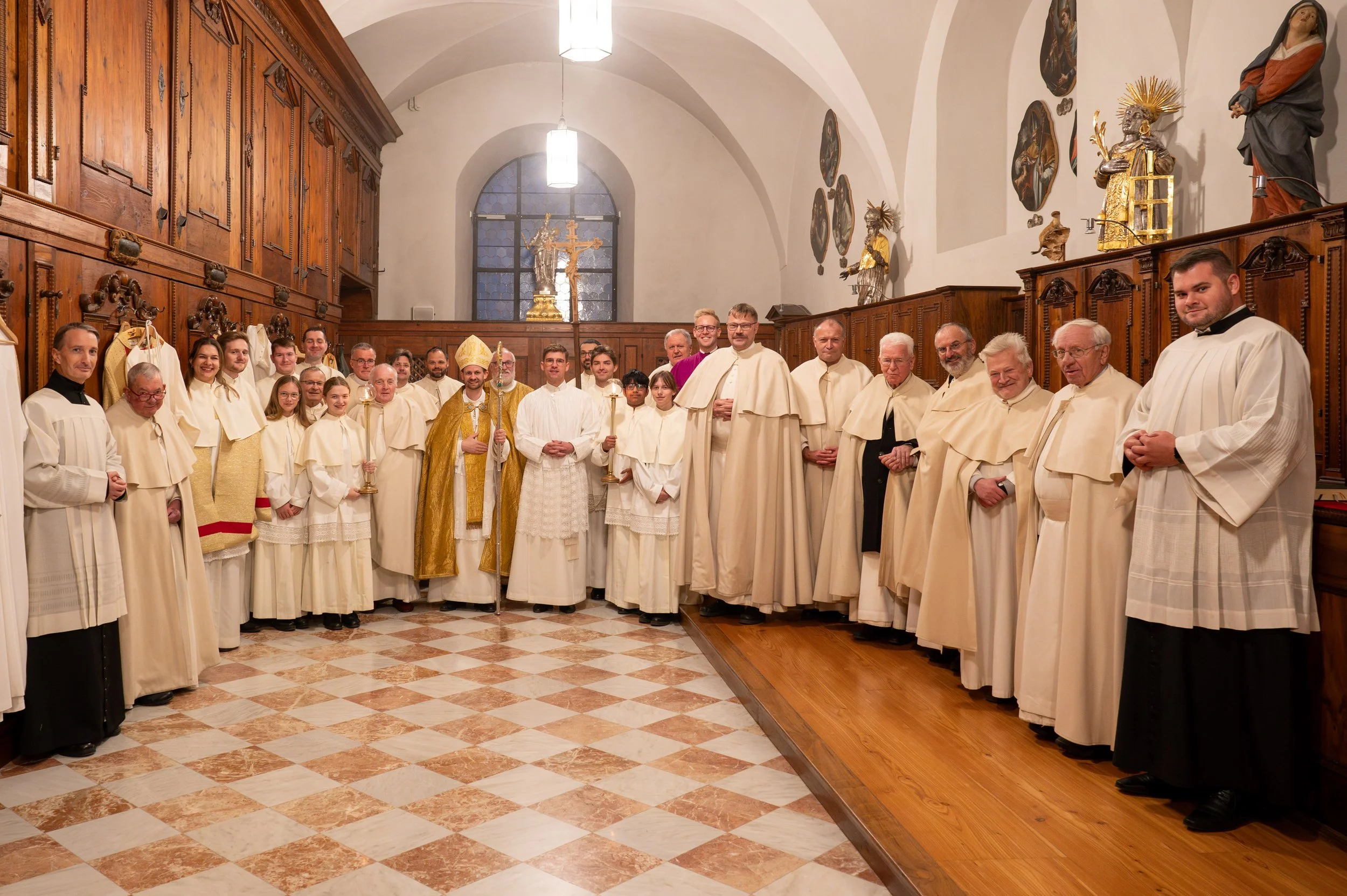 einkleidung-frater-severin-julian-prast-opraem-2024-11-24-c-stift-wilten-sigl-38.jpg