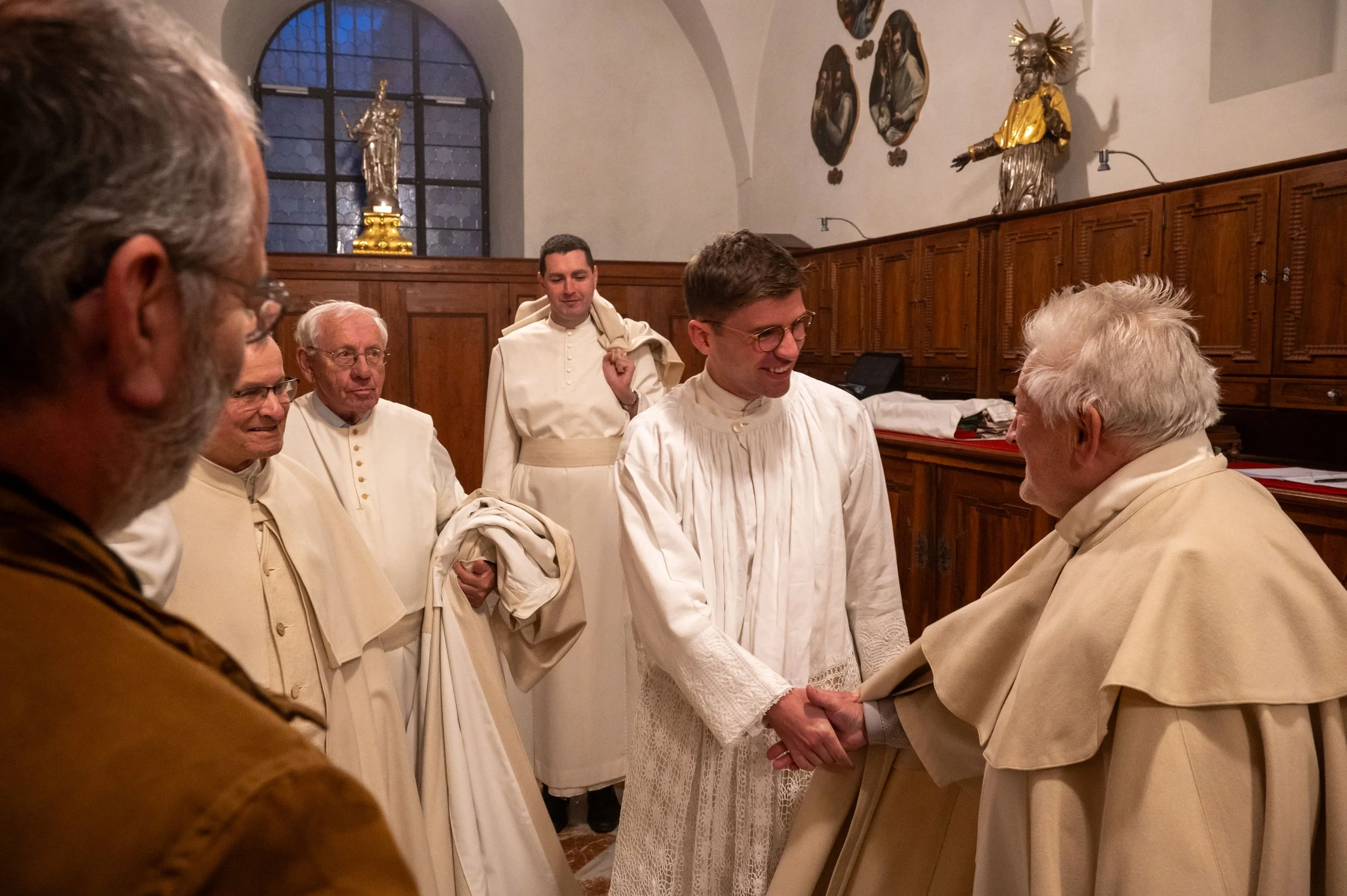 einkleidung-frater-severin-julian-prast-opraem-2024-11-24-c-stift-wilten-sigl-35.jpg