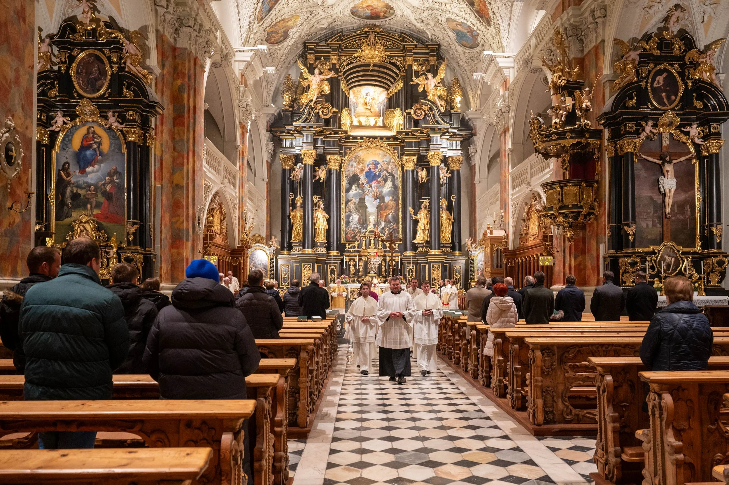 einkleidung-frater-severin-julian-prast-opraem-2024-11-24-c-stift-wilten-sigl-43.jpg