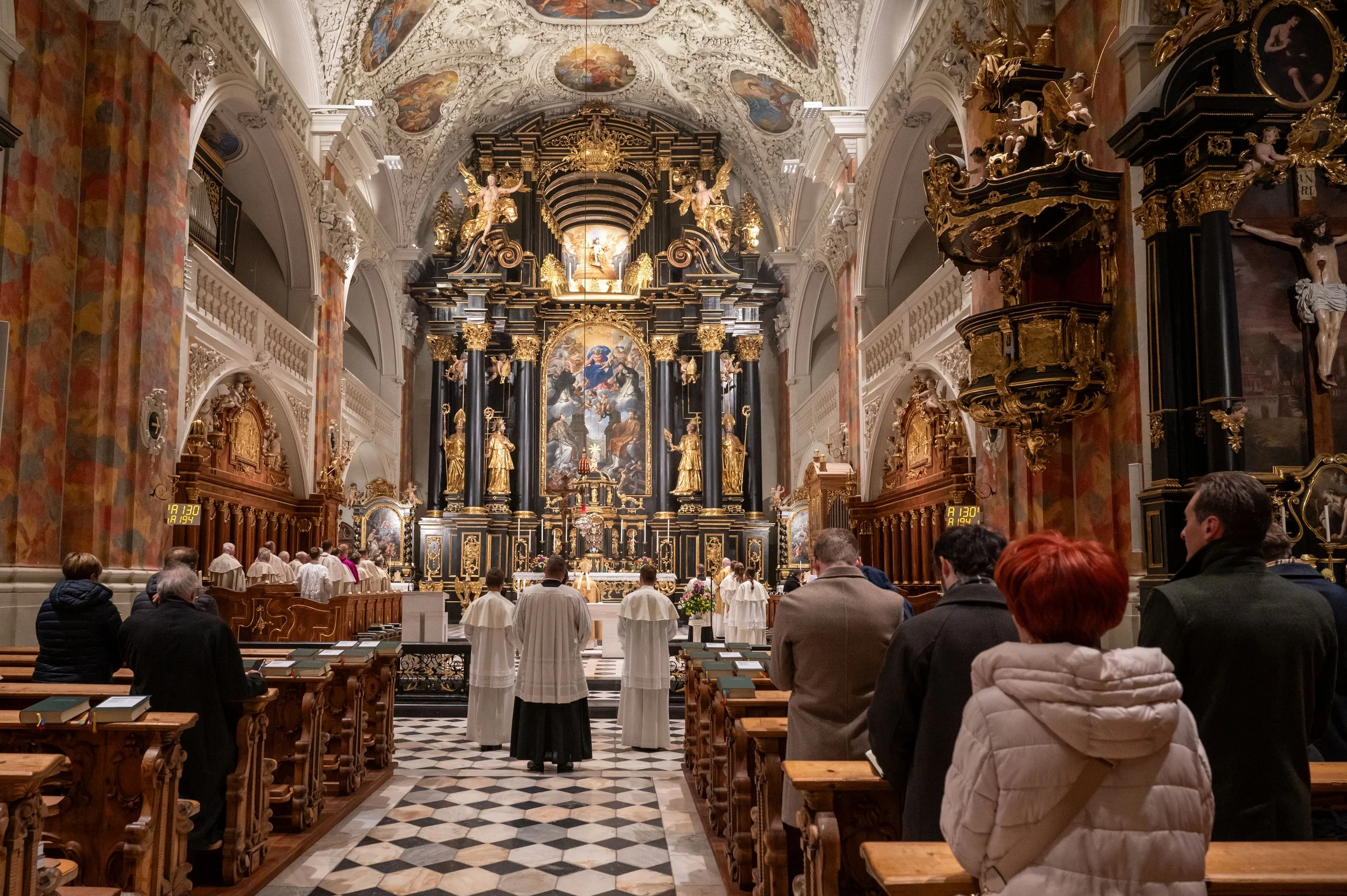 einkleidung-frater-severin-julian-prast-opraem-2024-11-24-c-stift-wilten-sigl-45.jpg