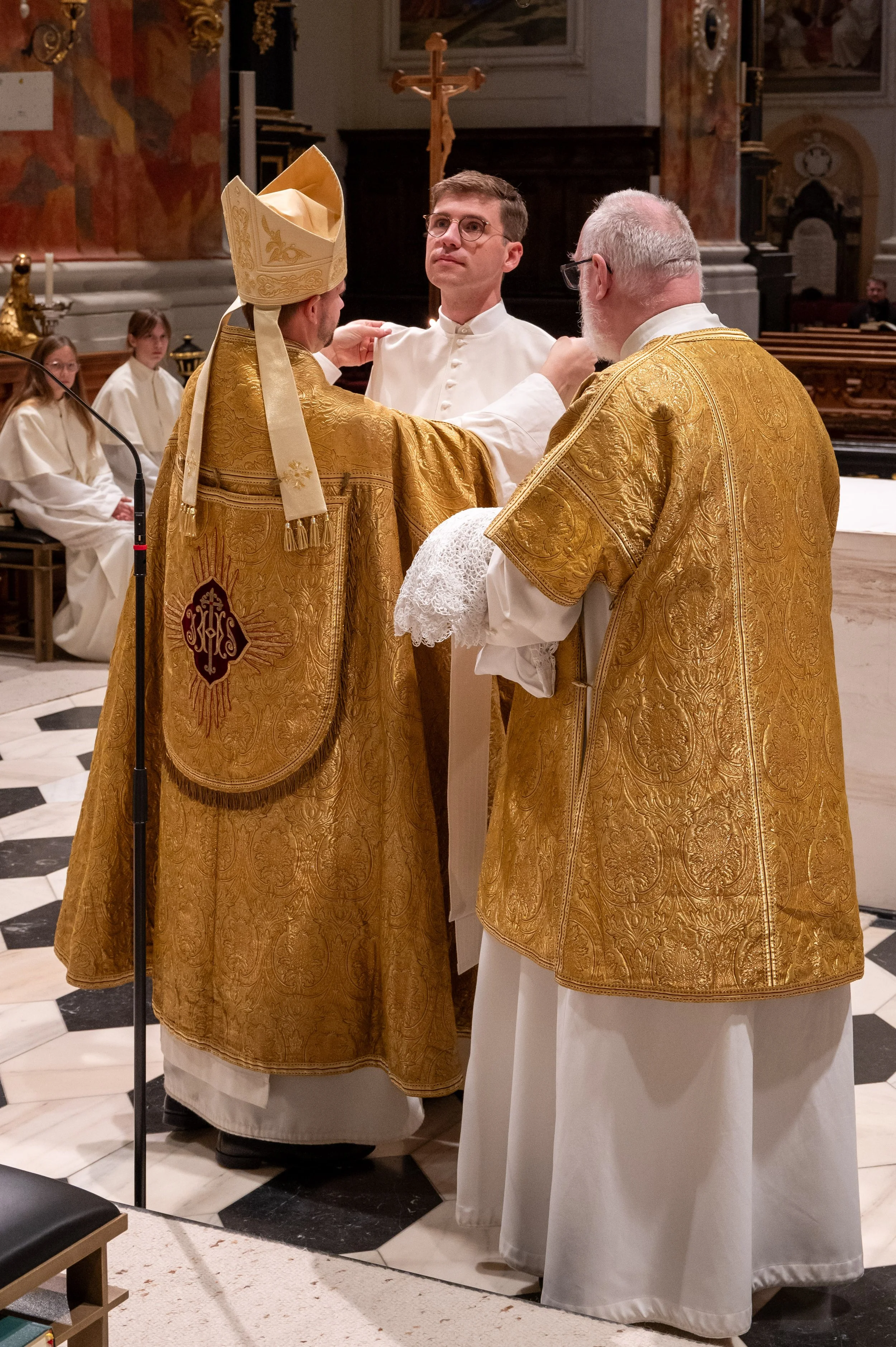 einkleidung-frater-severin-julian-prast-opraem-2024-11-24-c-stift-wilten-sigl-72.jpg