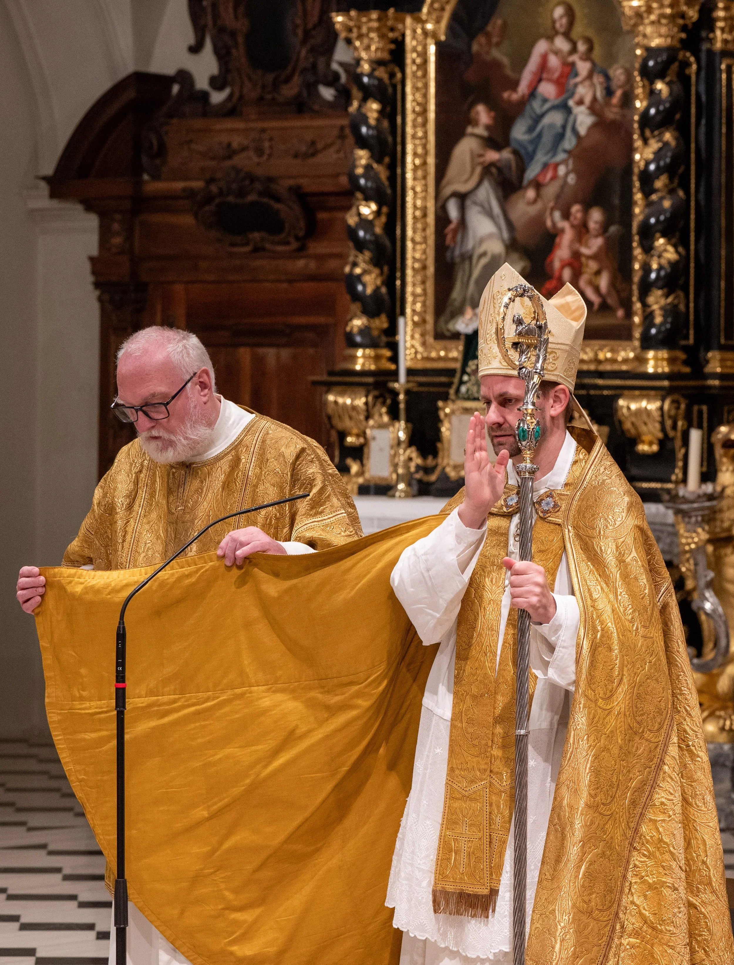 einkleidung-frater-severin-julian-prast-opraem-2024-11-24-c-stift-wilten-sigl-47.jpg