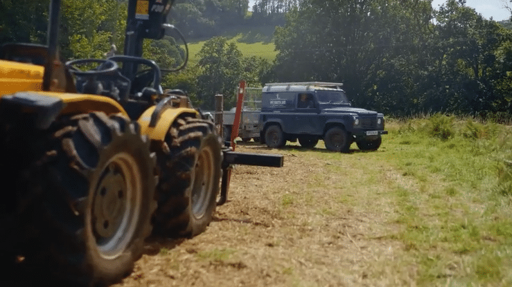 MILWAUKEE® M18 FUEL™ FENCING UTILITY STAPLER.mp4-high-4.gif