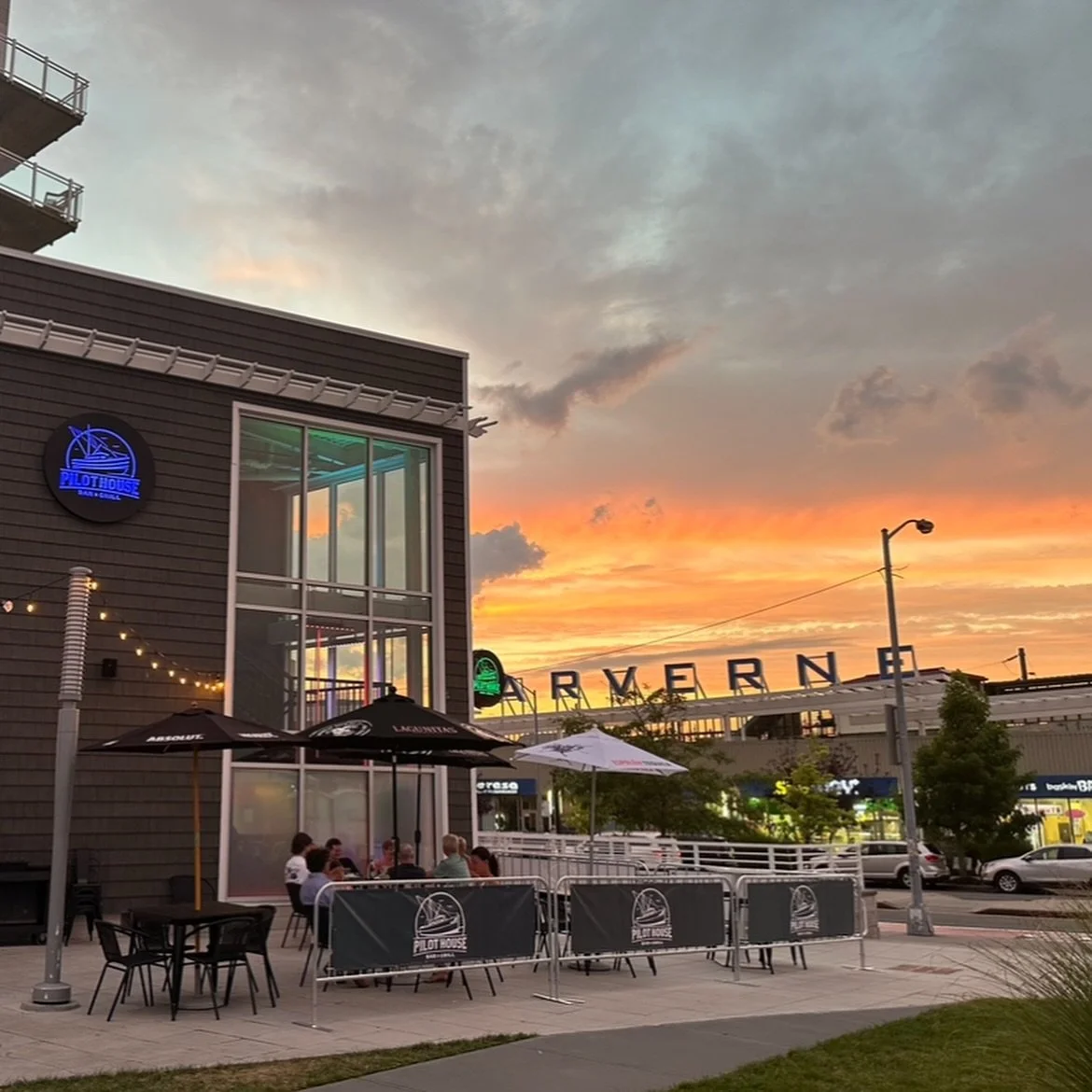 Looking for that perfect outdoor dining experience&hellip; we got you covered on our dog friendly patio and rooftop bar &amp; patio! 
&bull;
&bull;
Whether you are looking for happy hour drinks, a quick bite to eat or a nice evening dining with frien