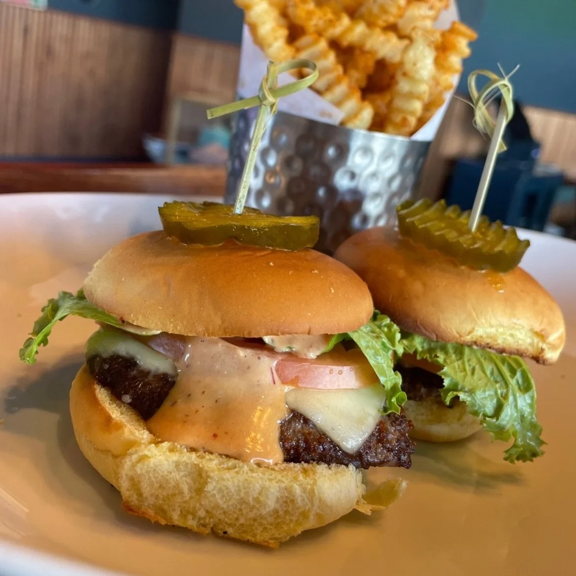 I don&rsquo;t know about you - but these winter days and chilly temps have us craving our favorite sandwiches. 
🙌🙌🙌
Cheese Burger Sliders, Fried Chicken Sandwich, Bacon Buoy Burger.. to name a few! We have a full menu of comfort food, gametime sna