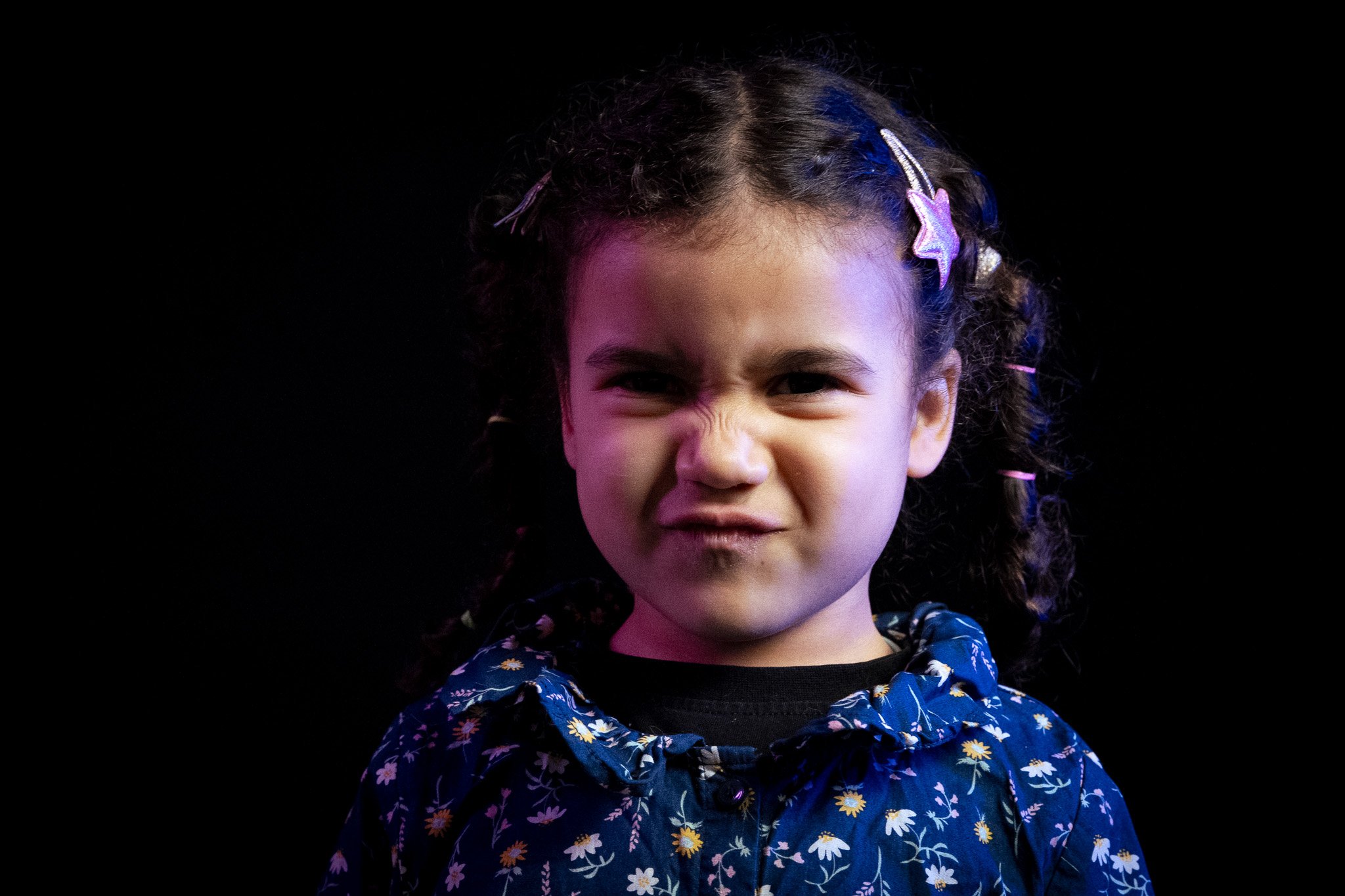Reel Kidz moderne nieuwe stijl schoolfoto met donker achtergrond meisje kijkt boos