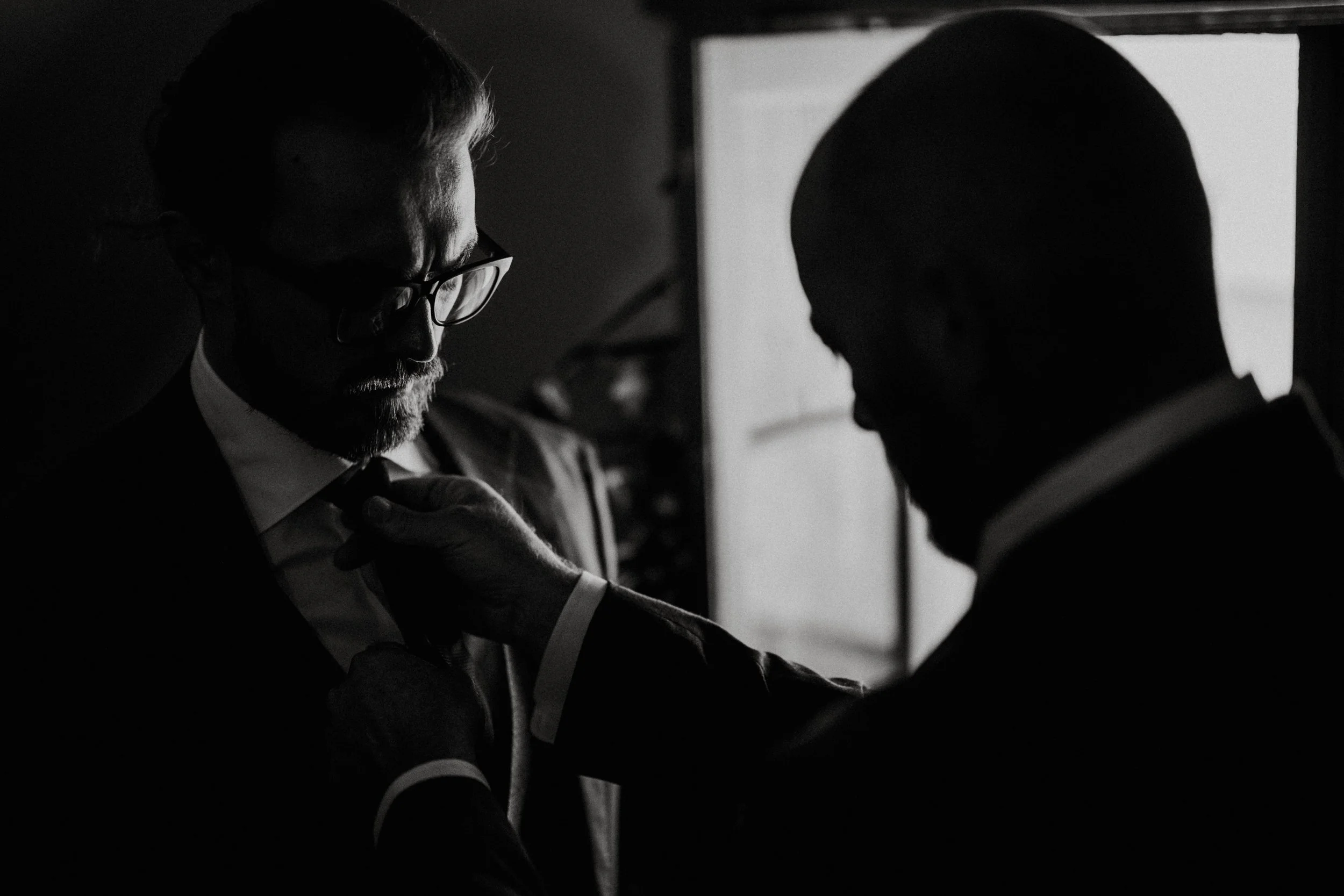 tying the tie 