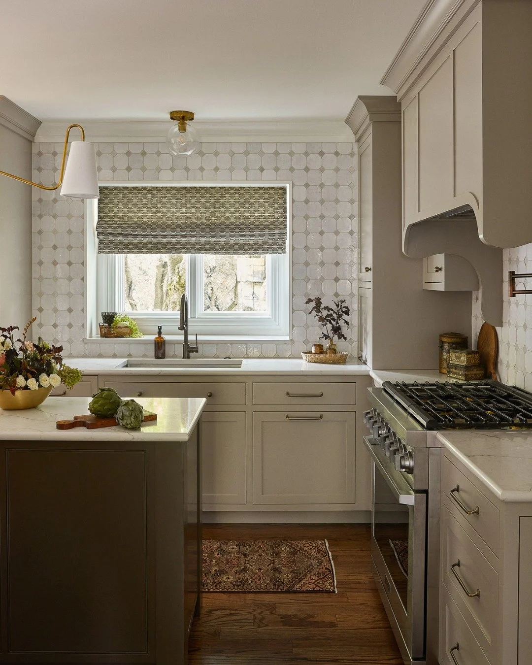 Small kitchens deserve bold choices too ✨

This kitchen might be compact, but there was still plenty of room to play with pattern, texture, and details. I&rsquo;m especially fond of the hood design and the zellige mosaic backsplash here.

We also mad