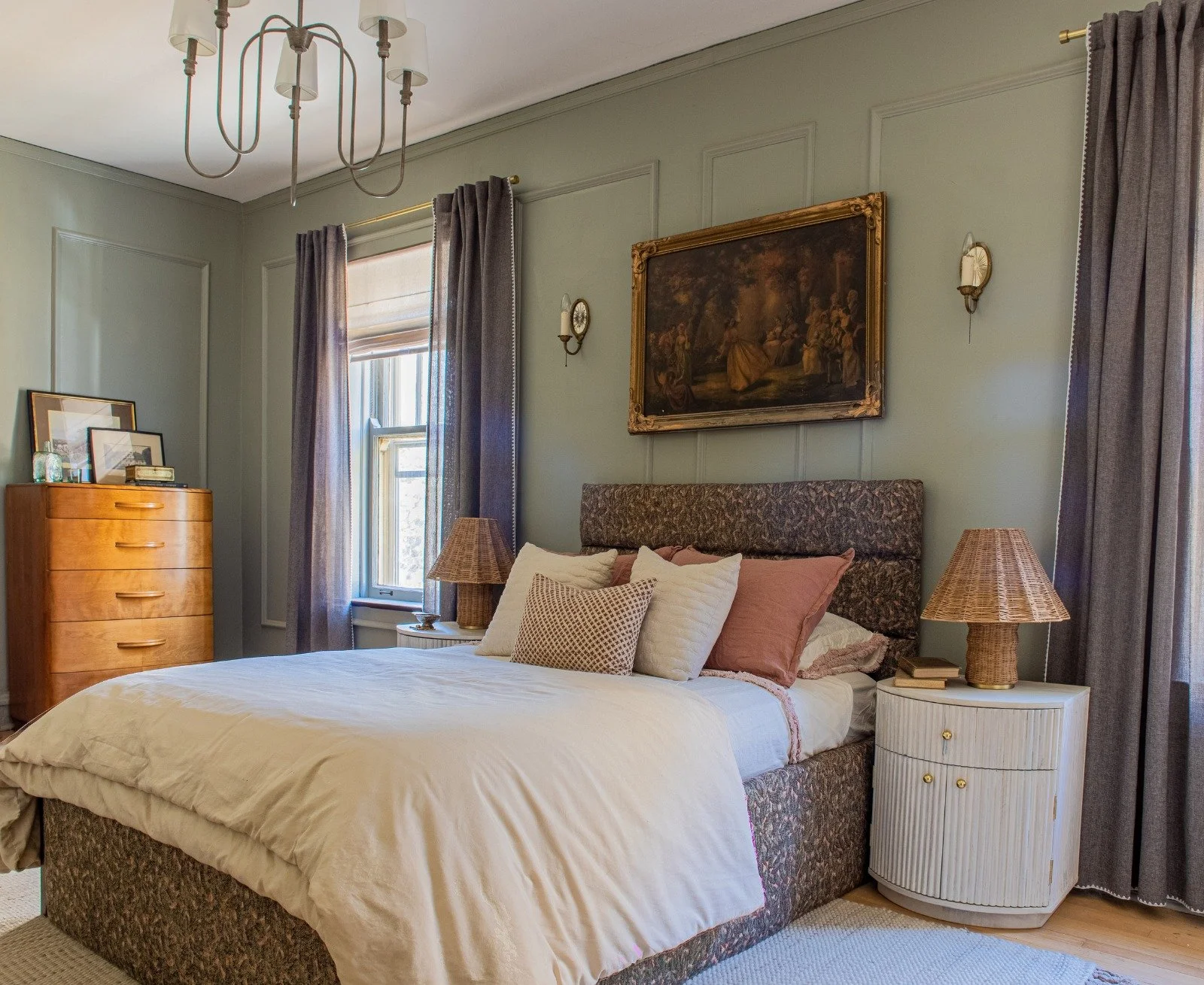 Raise your hand in the comments if you remember this bedroom design 🙋🏻&zwj;♀️ I'm letting you in on a secret about this space&hellip; 

I bought and returned some of these pieces (the nightstands, the lamps, some of the bedding)  so that I could bu