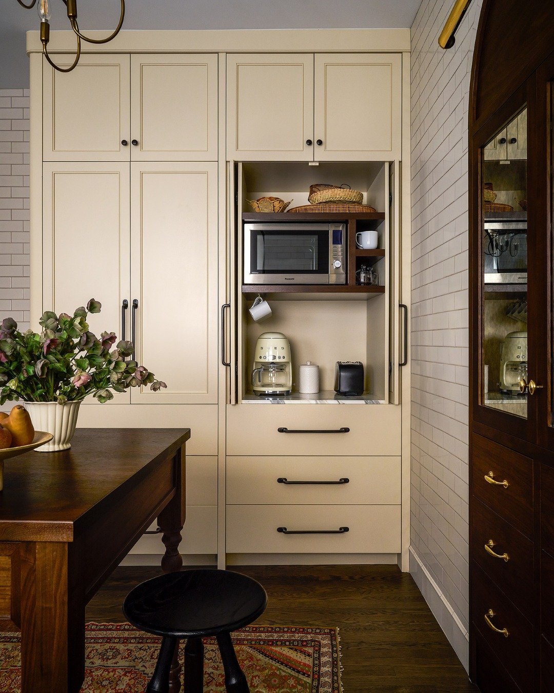 This appliance closet = the unsung hero of this calm, Gold Coast condo kitchen.
Imagine this: your microwave, toaster, and coffee station all tucked away in a perfect nook, allowing you to start your day with peaceful counters instead of visual chaos