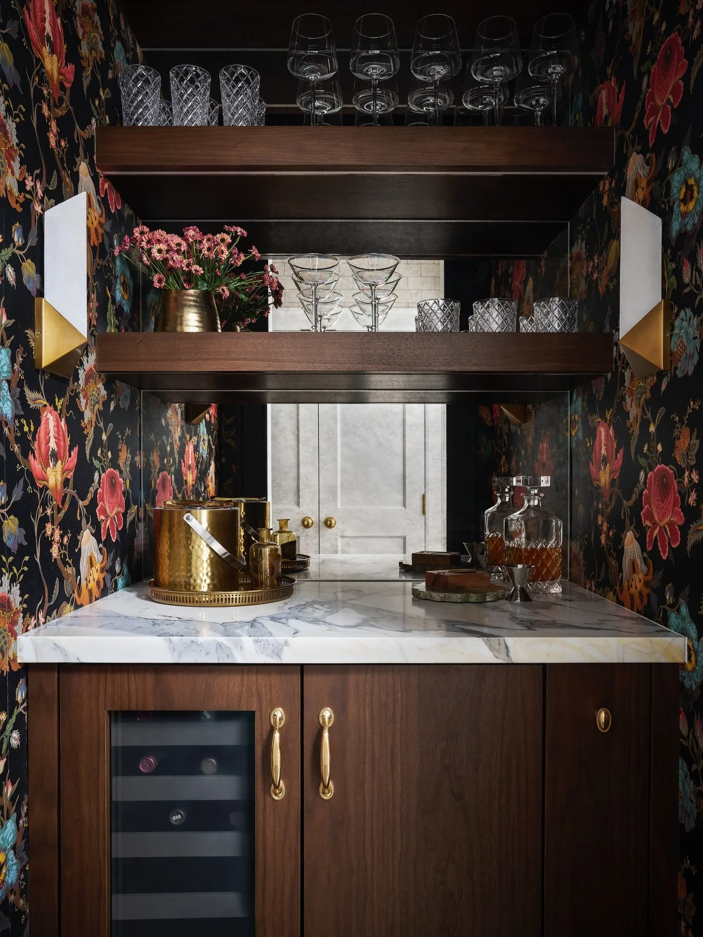 Can you believe this petite dry bar has a beverage fridge, wine fridge, and a pull out for mixers?? Just enough space to get that mezcal negroni (my current fav) and get back to the party. 🥳 The beauty about custom cabinetry is we can really maximiz