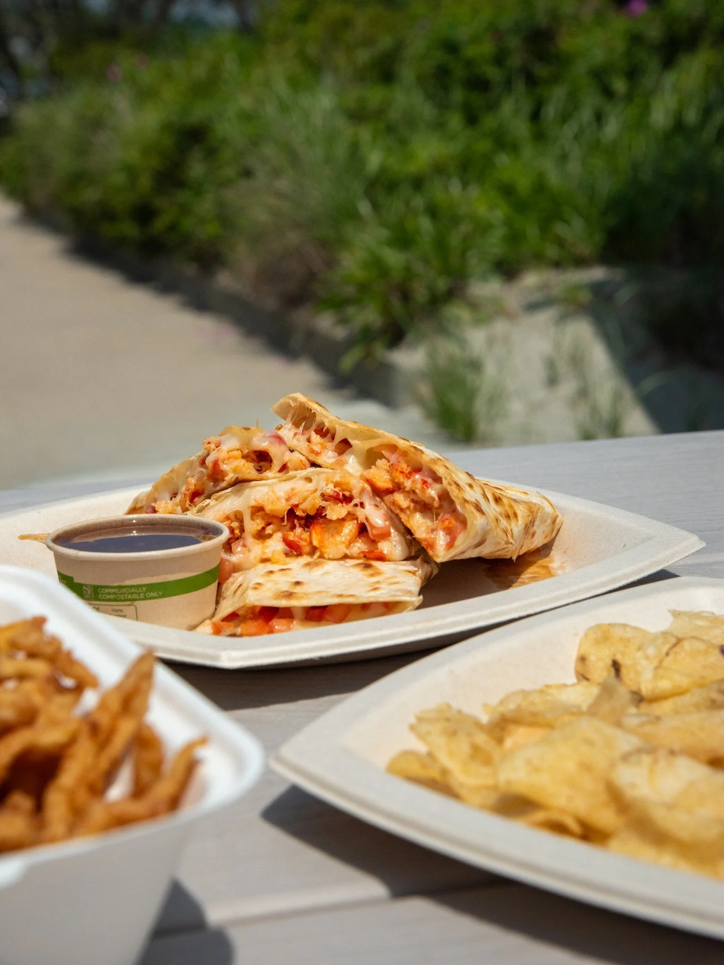 Beach eats perfected 🌞 Easton's Beach Concessions is open daily, from 11am to 7pm
.
.
#summer #newportri #eastonsbeach #seafood