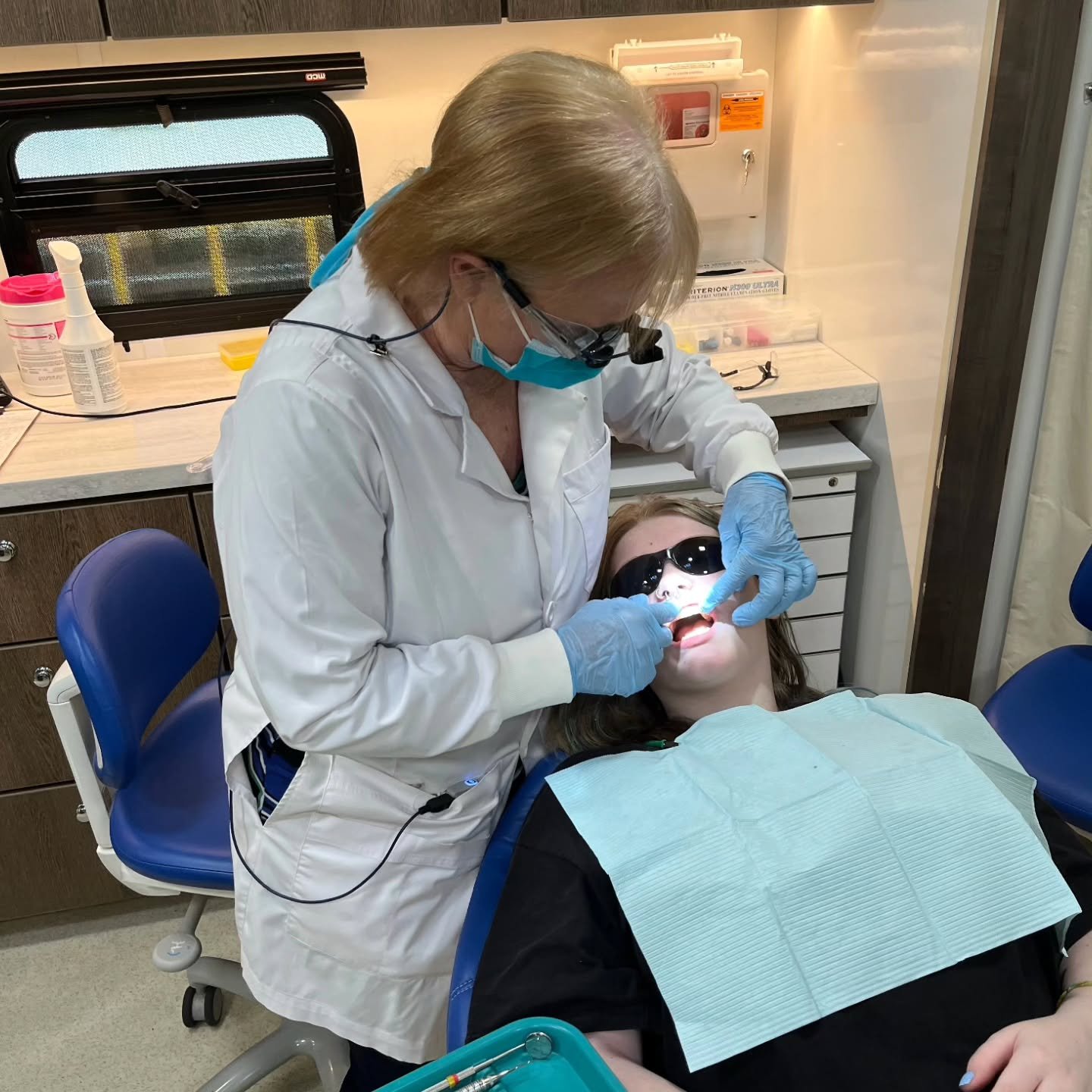 A big thank you to our amazing volunteer hygienist Carol, who joined us in Beaverton this week! Access to oral health services can make a lasting impact on a child's well-being and confidence. We're grateful to our volunteers who help us bring smiles