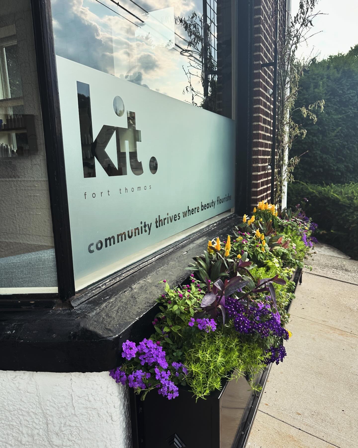 It’s all starts with a warm welcome.
#cincysalon #nkysalon #fortthomasky #salonexterior #nkybusinessowner #womanowned #womanownedbusiness