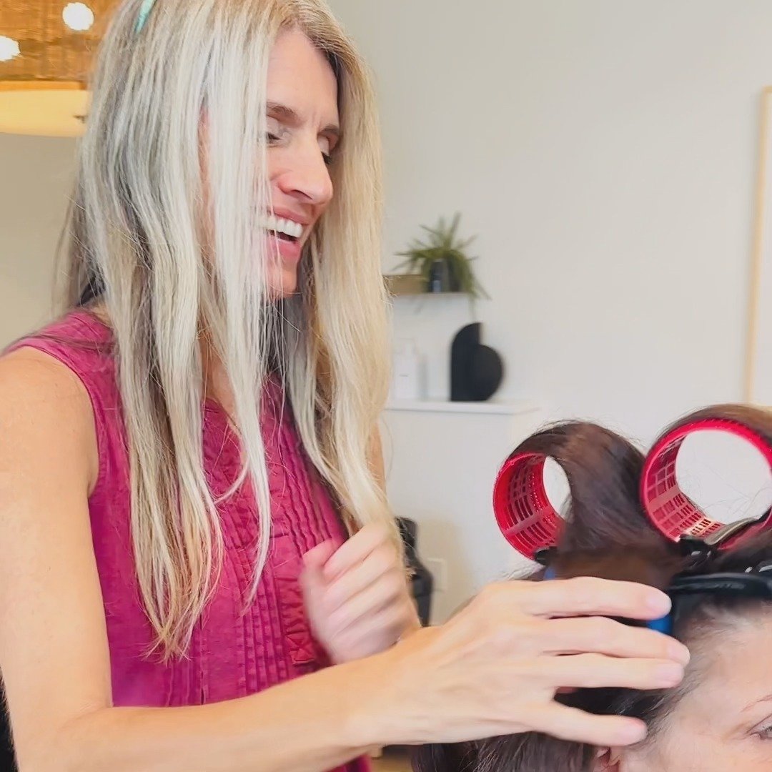 28 years behind the chair: she’s still got it! 💃
.
.
.
Meet Monica, a true gem 💎in the salon industry! With years of experience under her belt, Monica has thrived in every role imaginable—from employee and suite owner to educator, ment
