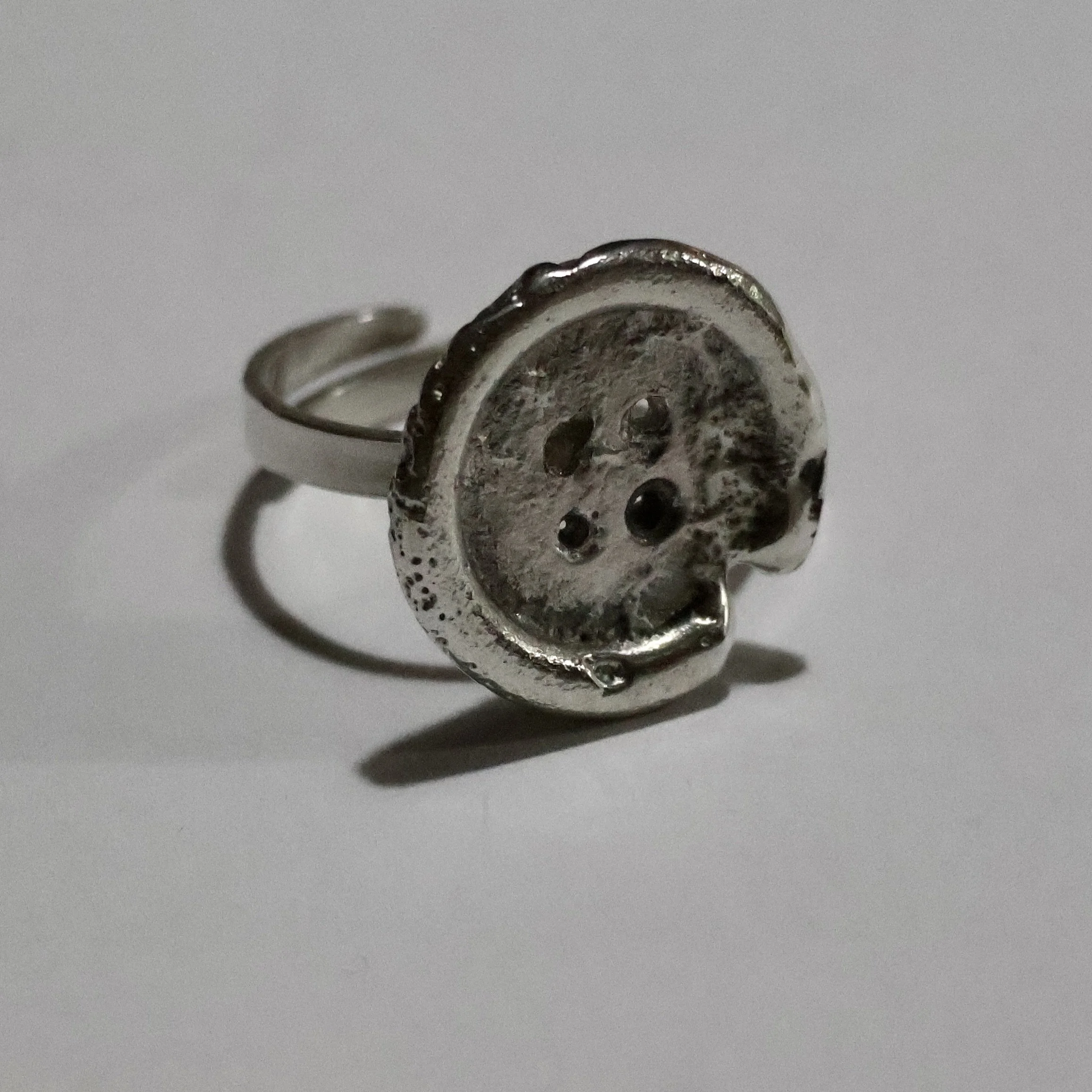 Fastened - Button Ring (adjustable)