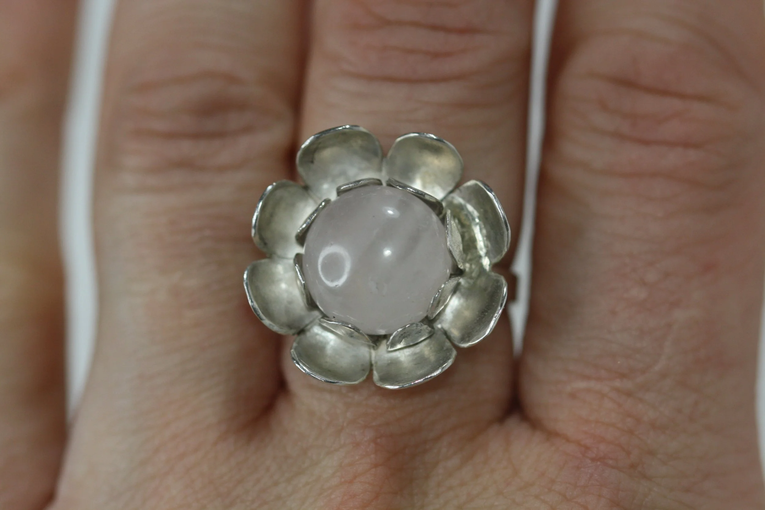 Blomsterring med rosenkvarts