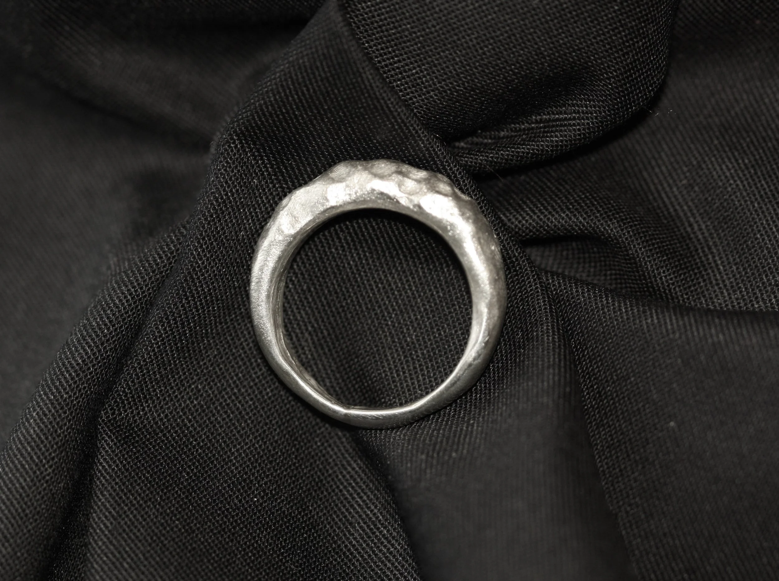 Sandgjuten ring