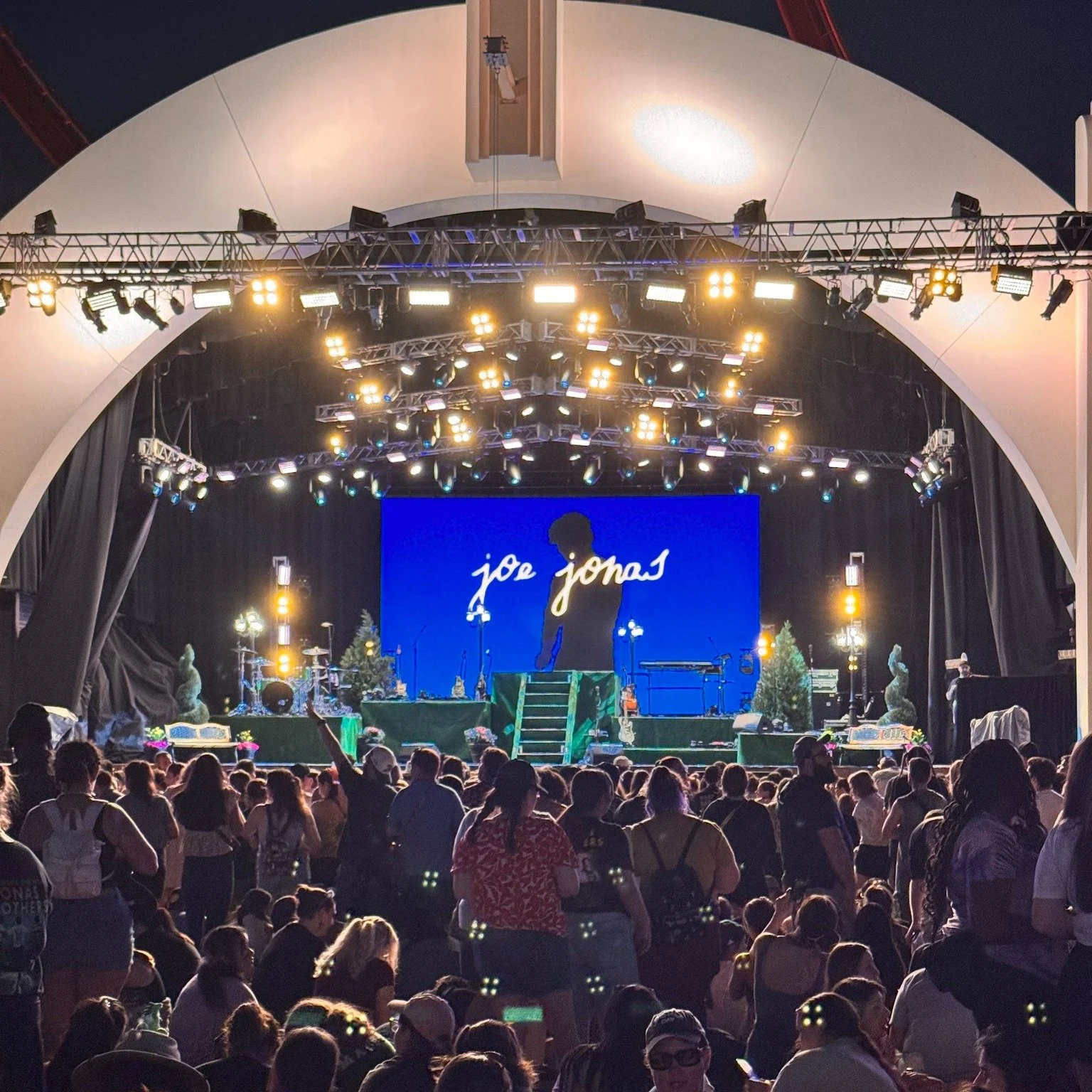 Did I immediately get home from my trip to Orlando in January and go back at the beginning of February? Yes, yes I did. But it was for good reason!! I was seeing the love of my life, Joe Jonas, perform at Universal Studios during Mardi Gras. Talk abo