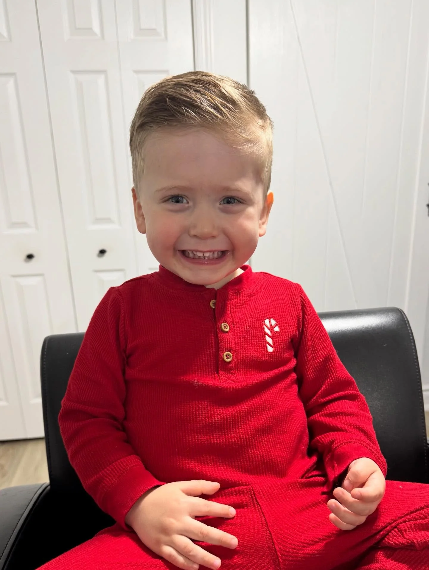 This sweet boy .. A very stylish before + after transformation, all ready for Christmas holidays ✨ 
.
.
@kurinkitafu 
.
,
#Boyshaircutting #boyshair #stylishhair #hairstyling #haircutting #besties #friendsthatarefamily #hairstylist #hairtransformatio