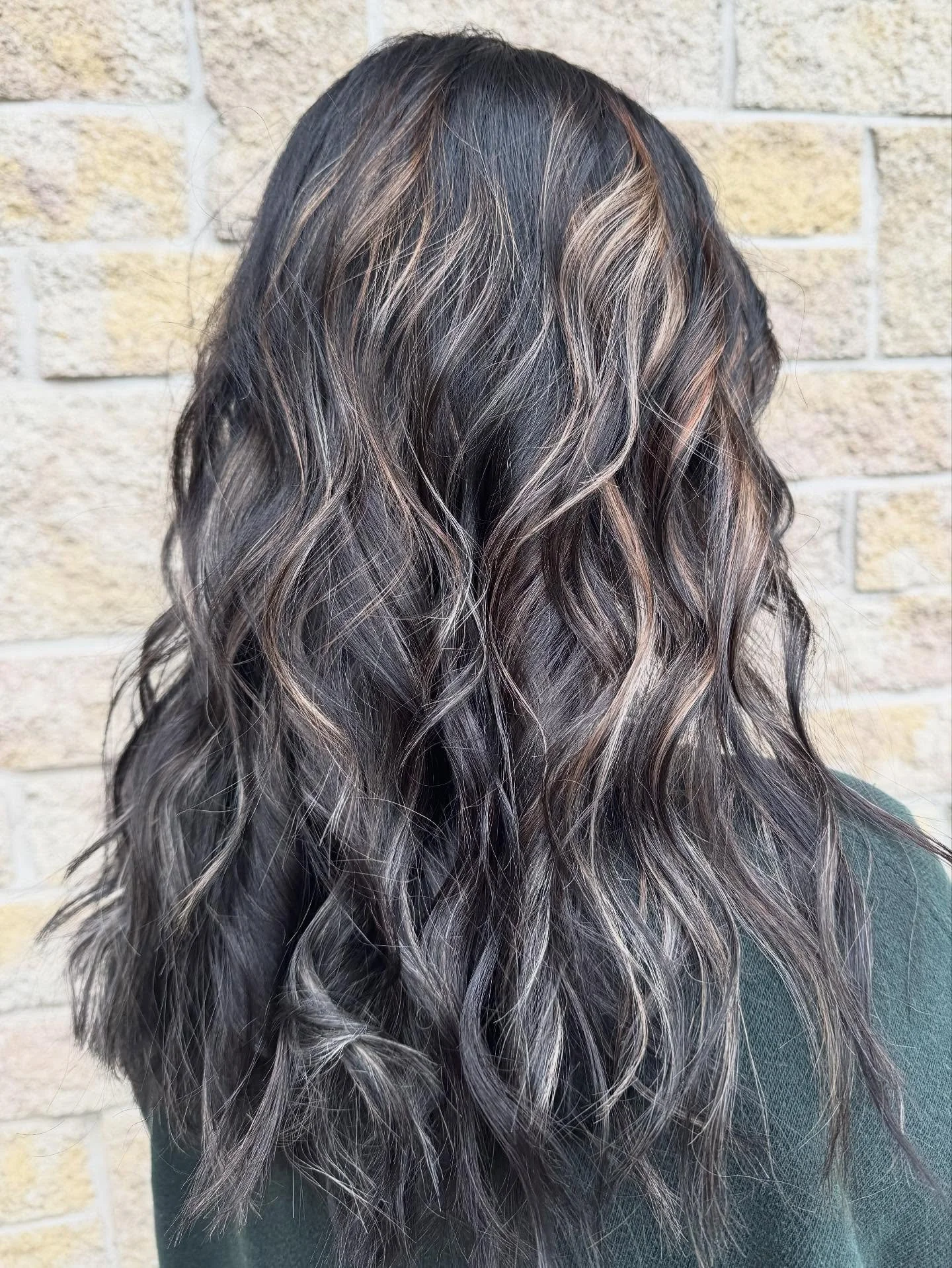 Appreciating the dimension this beautiful head of hair has ✨ 
.
.
A bold pop of balayage for drastic contrast and dimension ✨ 
.
.
#Brunette #brunetteandbalayage #balayage #balayagehair #balayagedandpainted #dimension #contrast #haircolouring #hairst