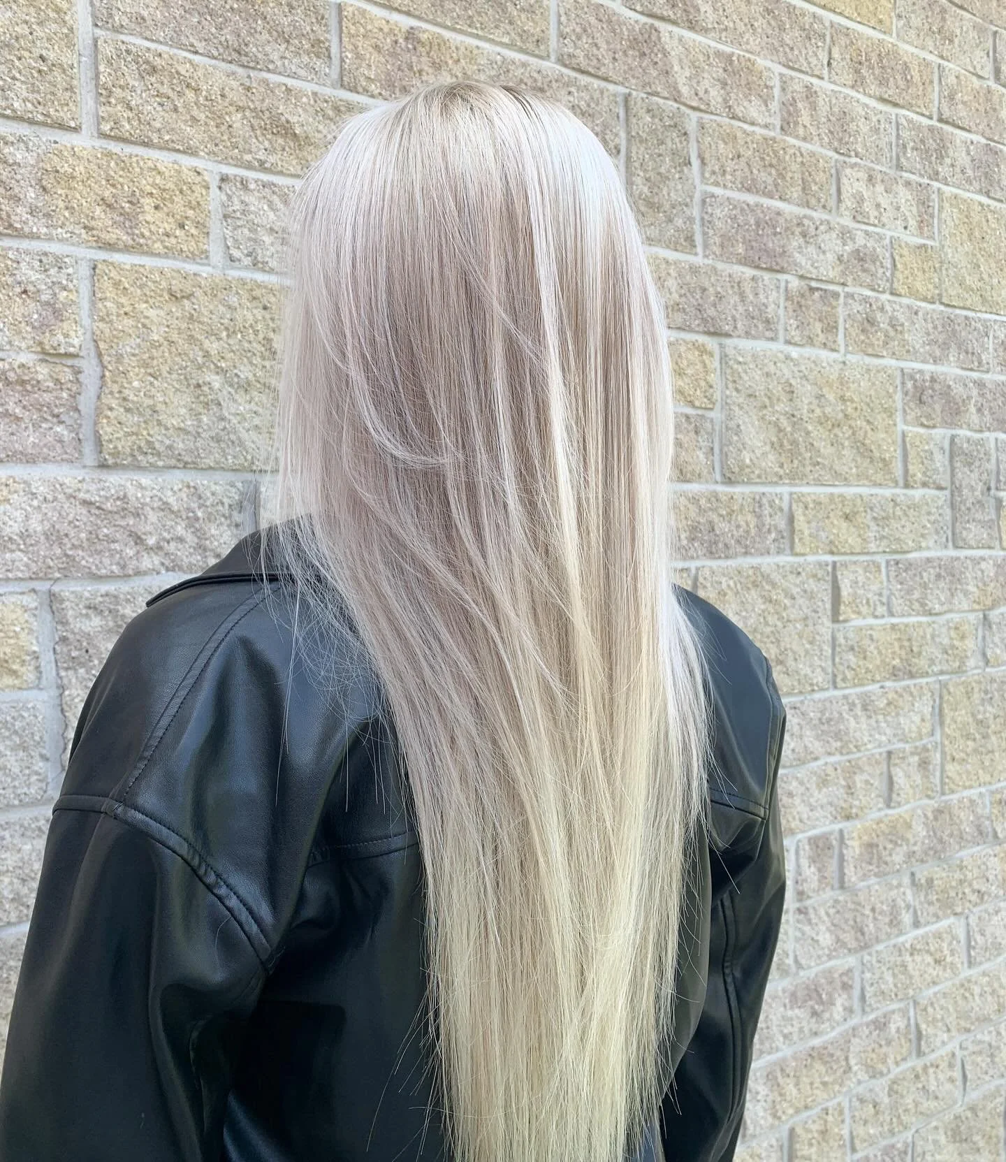 A little throwback of this beautiful bright blonde ✨ 
.
.
Allow hair to be your best accessory ✨ 
.
.
#Blonde #blondehair #blondehighlights #blondehighlighting #blondeplatinum #platinum #platinumblonde #blondie #redken #redkencolouring #redkenhair #b