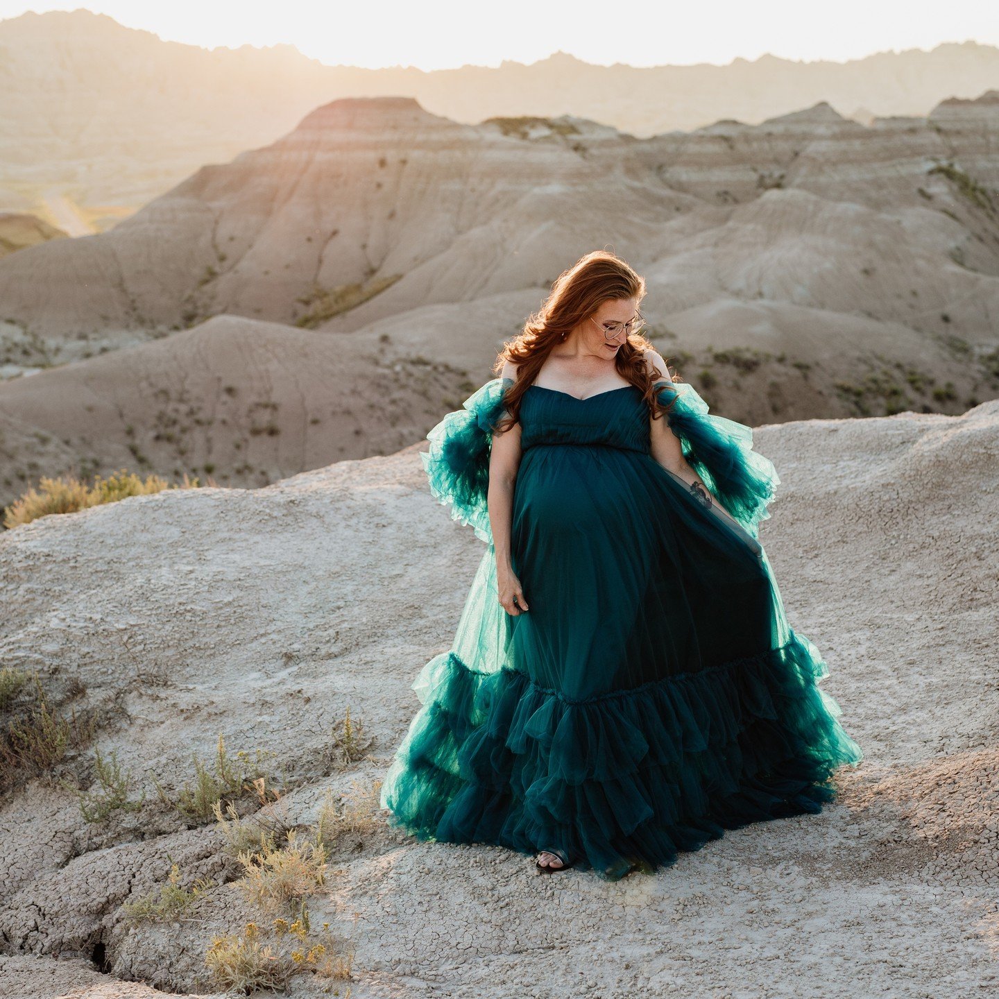 Today's post is about another session I offer. It's the one it all starts with for the genre I have chosen to work in. 
Maternity!
I LOVVVVVVVVVVVVEEEEEEE baby bump pix. Especially in the Badlands. I'm pretty sure that's usually the first location I 