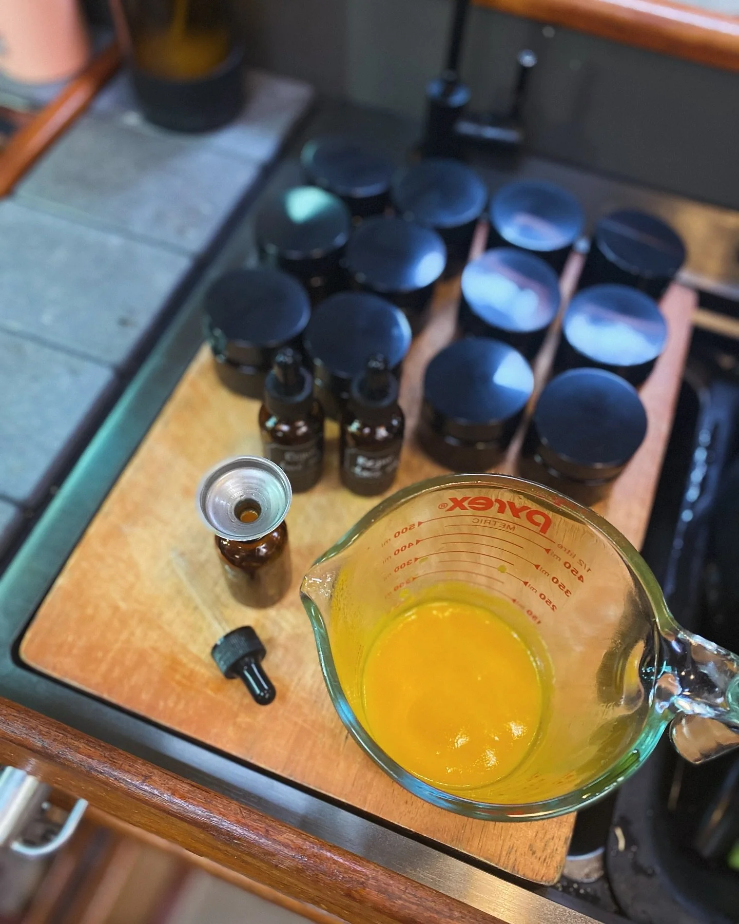 &bull; APOTHECARY DAY IN THE GALLEY &bull;
Today I made all my favorite goodies! As the seasons are changing, my daily's do too, and I cannot tell you how much I LOVE my new hyperpigmentation turmeric and aloe infused face serum 💛
How's your skin do