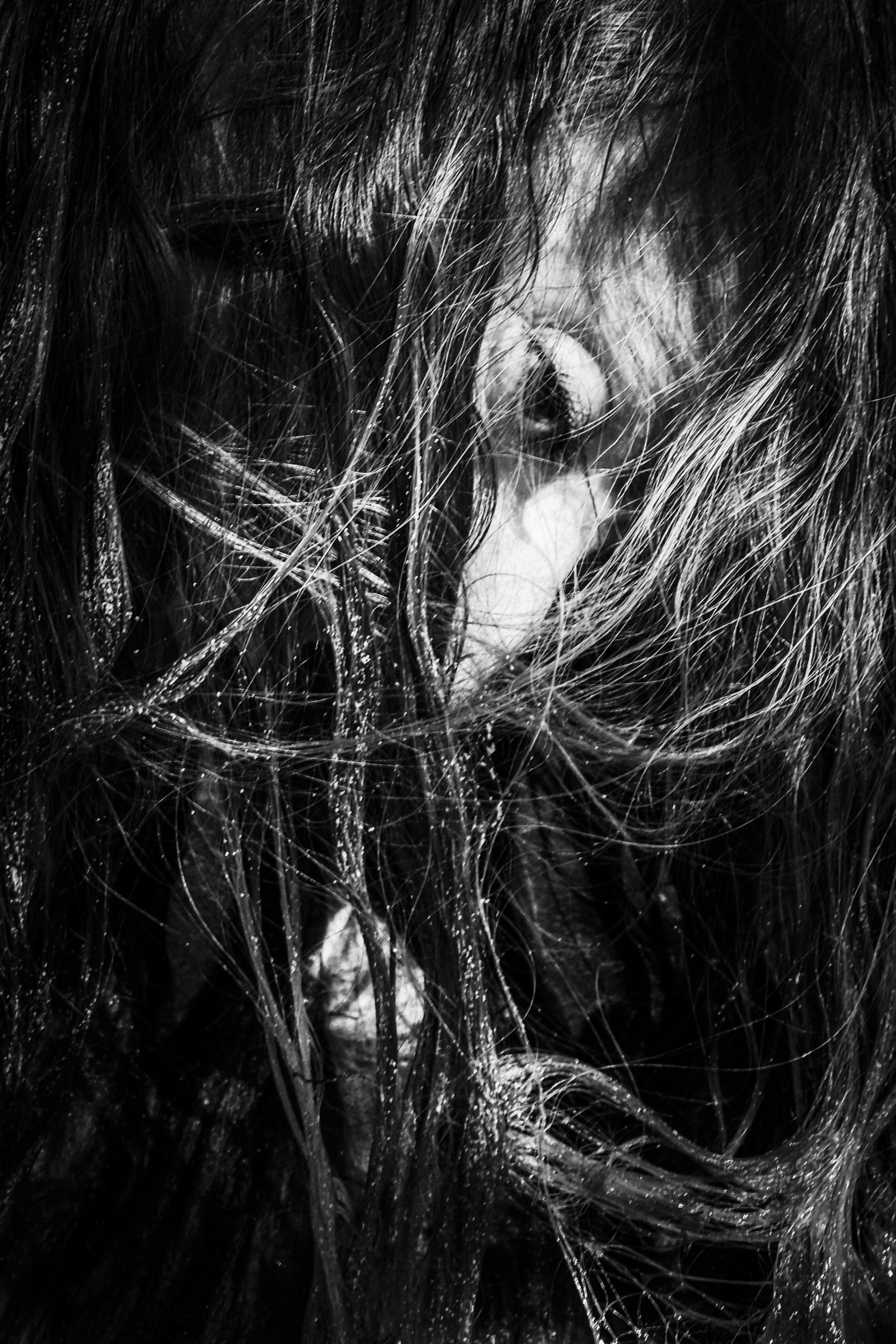 Stories of unrest, of fears and desires, of chaos and confusion. Its participants, diving into their very own vulnerabilities. An inner world, both appealing and terrifying.